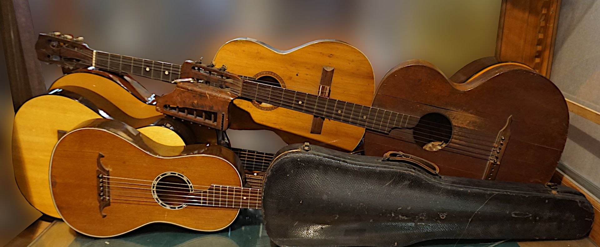 5 Gitarren: 1x auf Klebezettel bez. "HOHNER MC-06", 1 Harfengitarre wohl um 1900 ca. L 104cm - Bild 2 aus 2