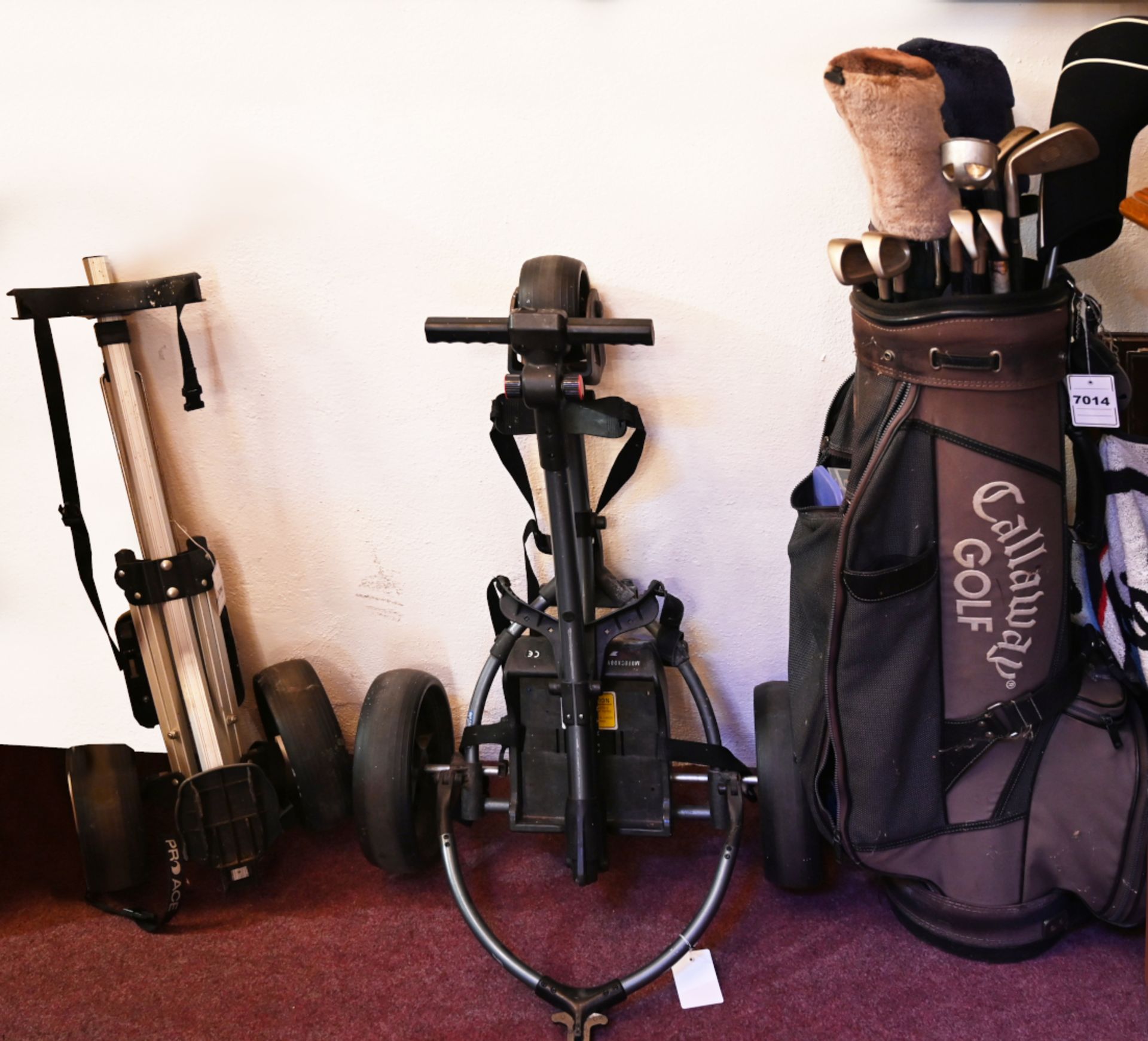 1 Golfbag CALLAWAY mit Schlägern KING COBRA u.a., mit Tees, Zubehör, 2 Golftrolleys u.a., z.T. besch