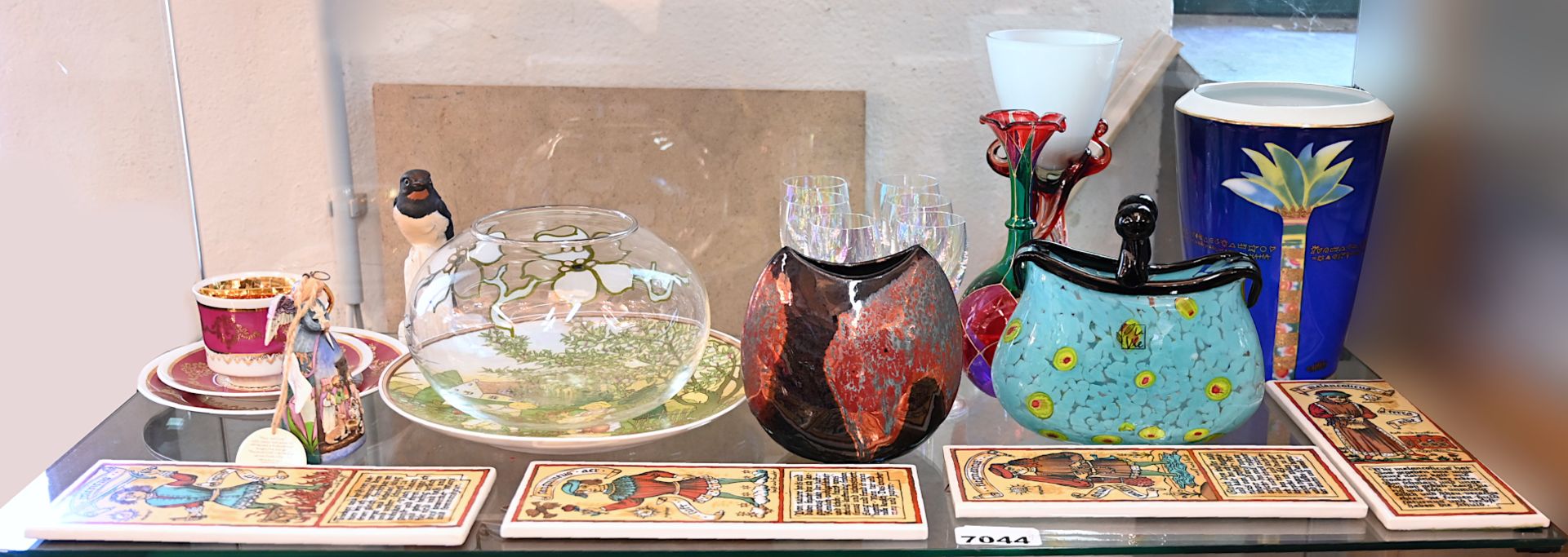 1 Konv. Dekoobjekte Kristall/Glas u.a., z.B. Porzellanfigur GOEBEL "Rauchschwalbe", Wandteller HEINR - Bild 2 aus 2