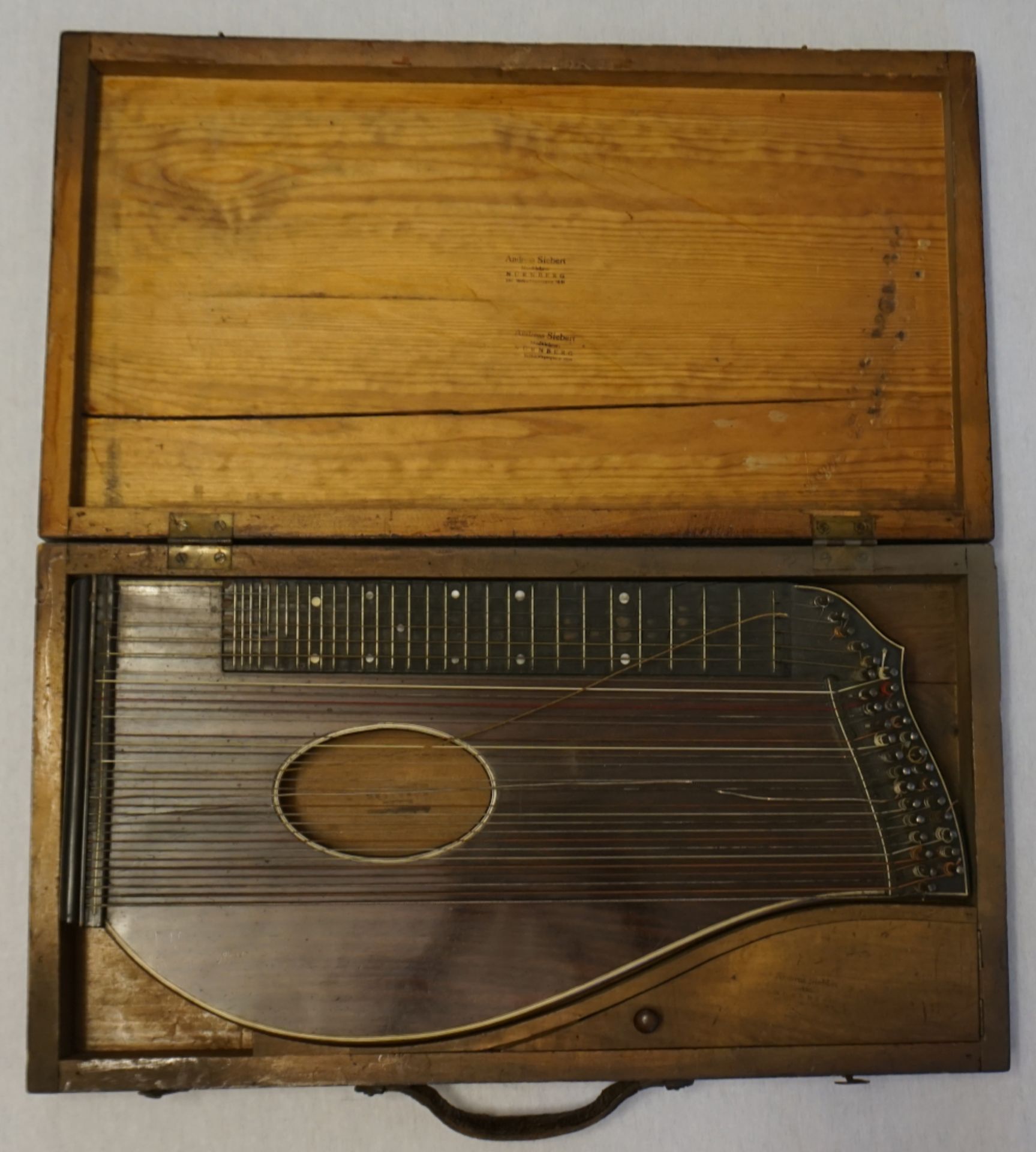 1 Zither mit Eigentumsstempel "Andreas SIEBERT (Musiklehrer, Nürnberg) ca. L 56cm, mit Originaltrans - Bild 2 aus 2