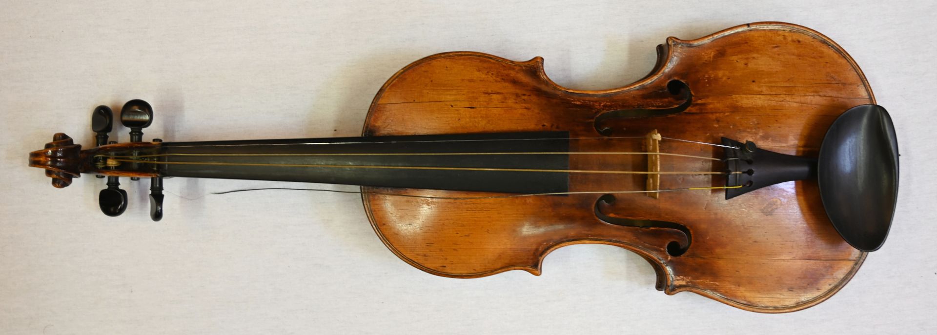 1 Geige rücks. bez. mit Brennstempel "WAGNER" wohl Allongé-Modell, Schnecke/Wirbelkasten aus Birnbau