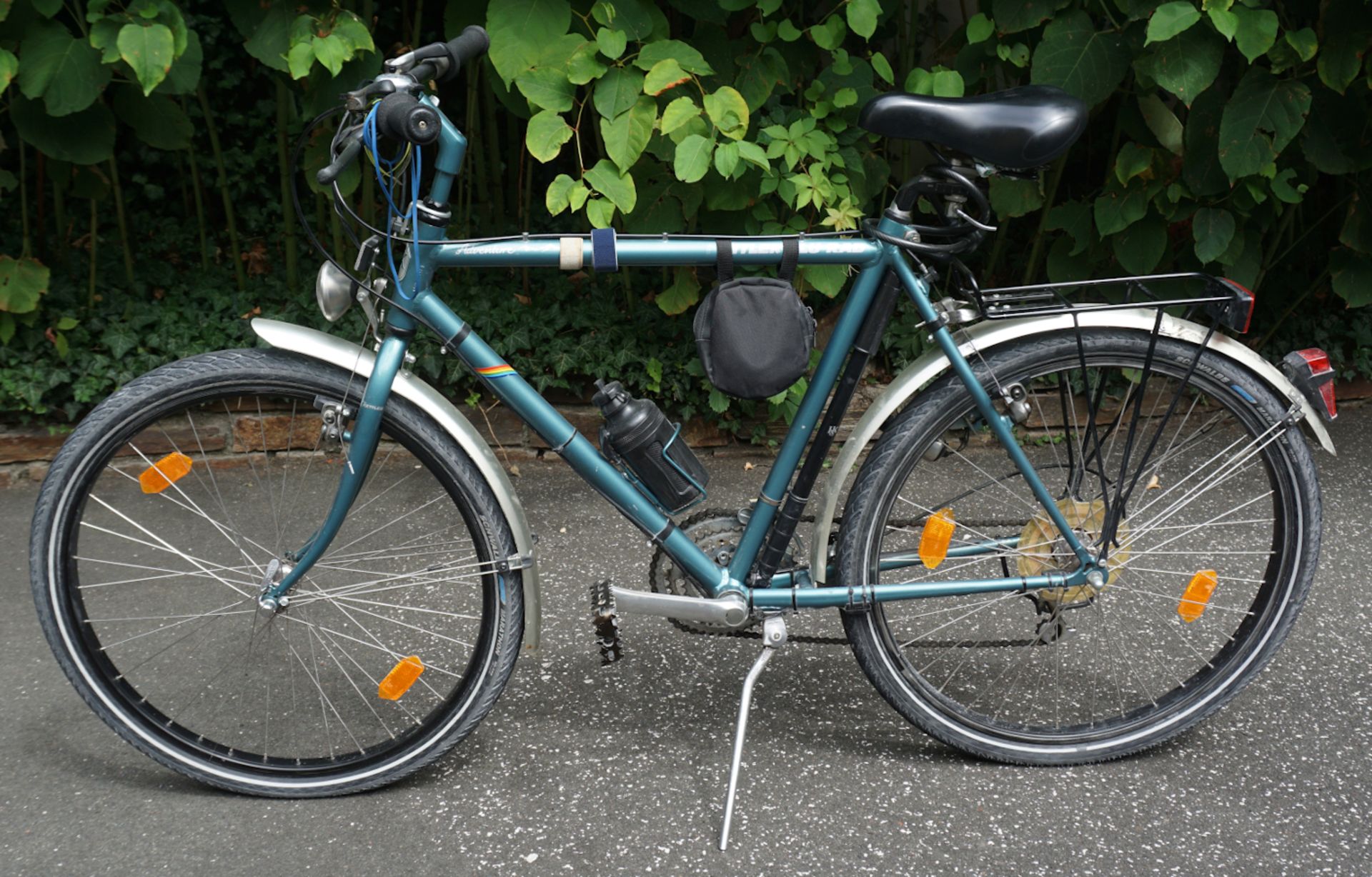 1 Fahrrad KETTLER "Adventure" Alurahmen, Gangschaltung, Gepäckträger, ca. L 166cm, z.T. besch., Gsp.