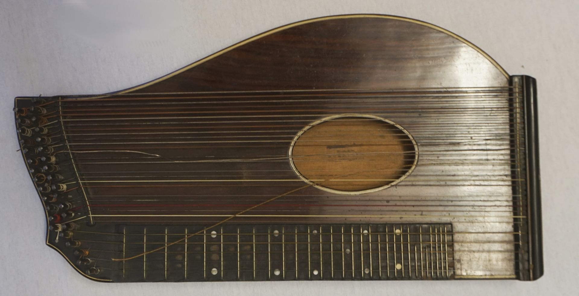 1 Zither mit Eigentumsstempel "Andreas SIEBERT (Musiklehrer, Nürnberg) ca. L 56cm, mit Originaltrans