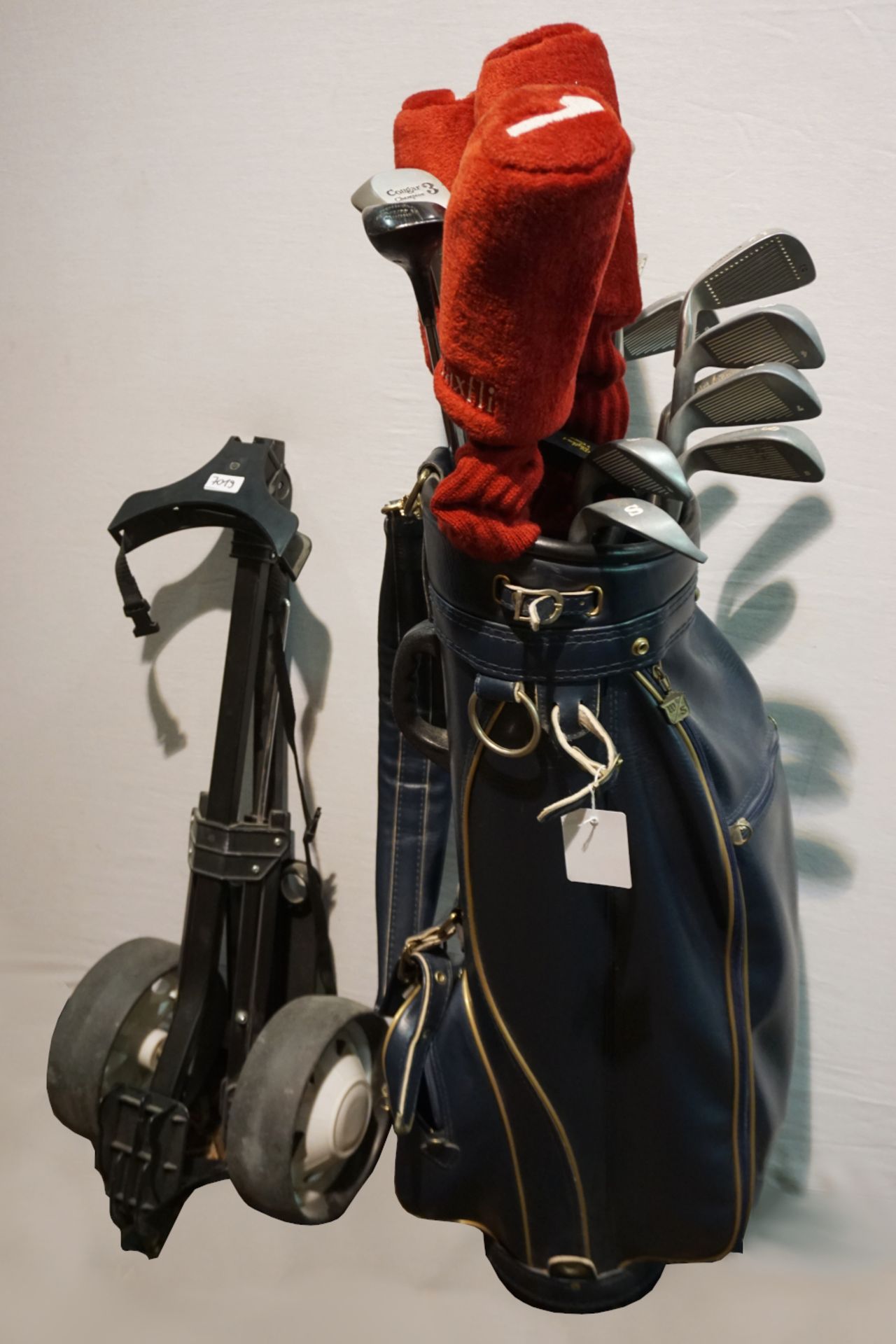 1 Golfbag WILSON mit Schlägern COUGAR "Champion" u.a., mit Tees, Bällen und Trolley z.T. min. besch.
