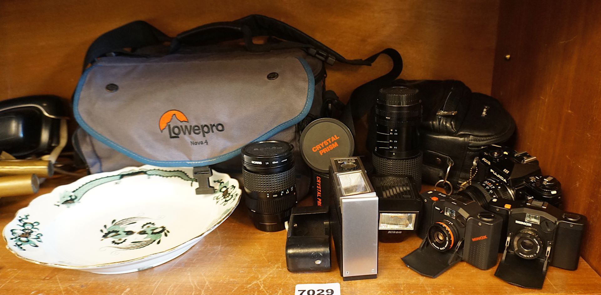 3 Fotoapparate: FUJICA "AX-3", MINOX "35GL"/"GT-E", Objektive TOKINA "80-200mm 1:4", MORRIS "1A", - Bild 2 aus 2