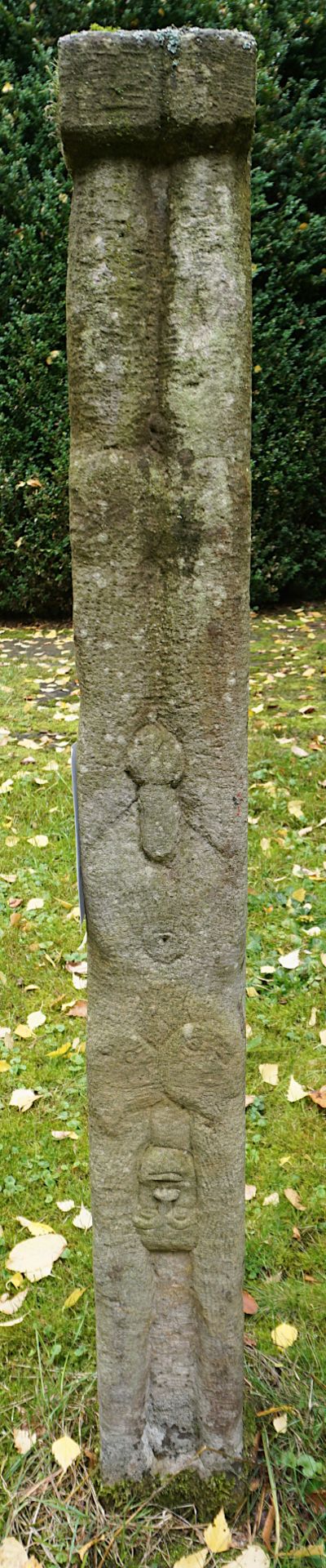 1 Steinskulptur "Frau/Mann", H ca. 130cm, Asp. - Bild 2 aus 2