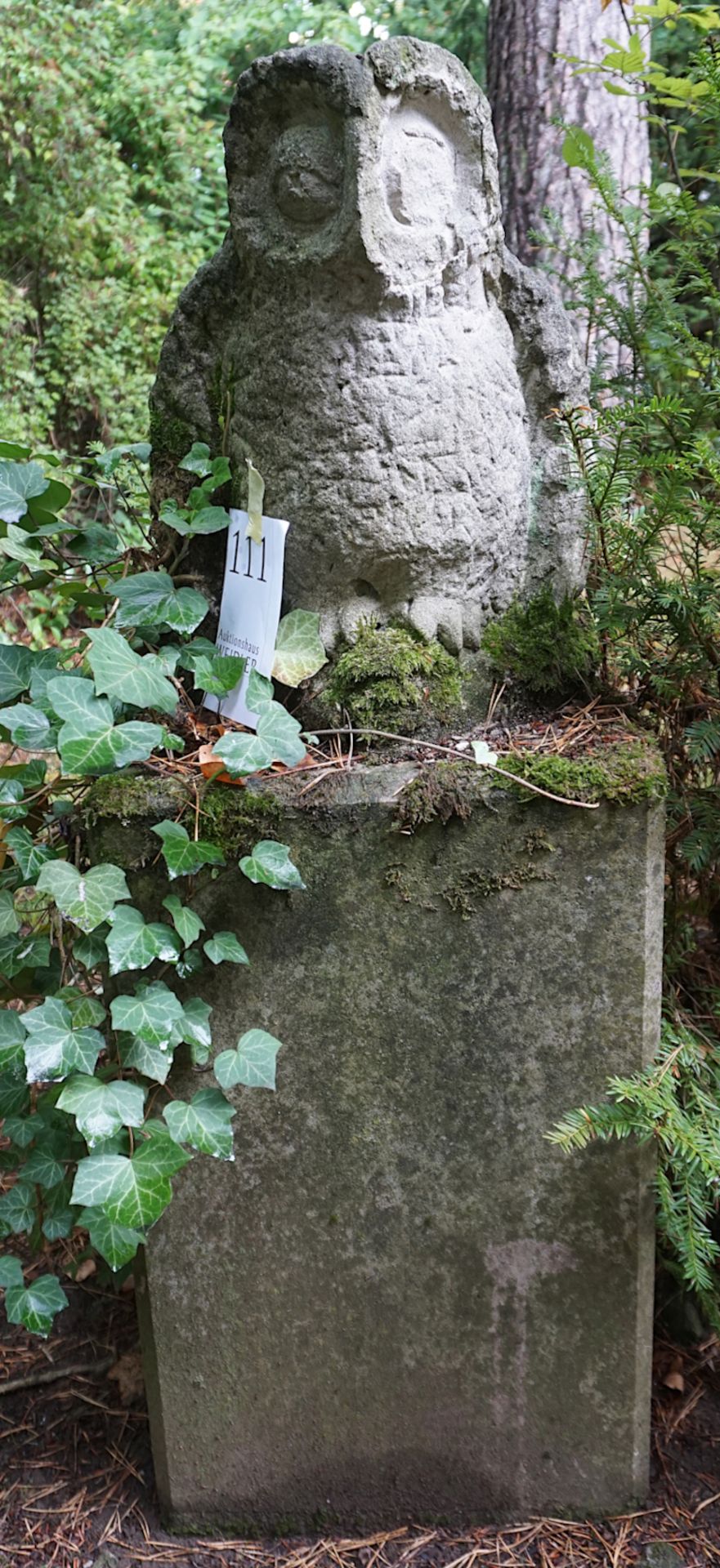 1 Steinskulptur "Eule" von wohl Bamberger Künstlerin, H mit Sockel ca. 116cm, Asp.