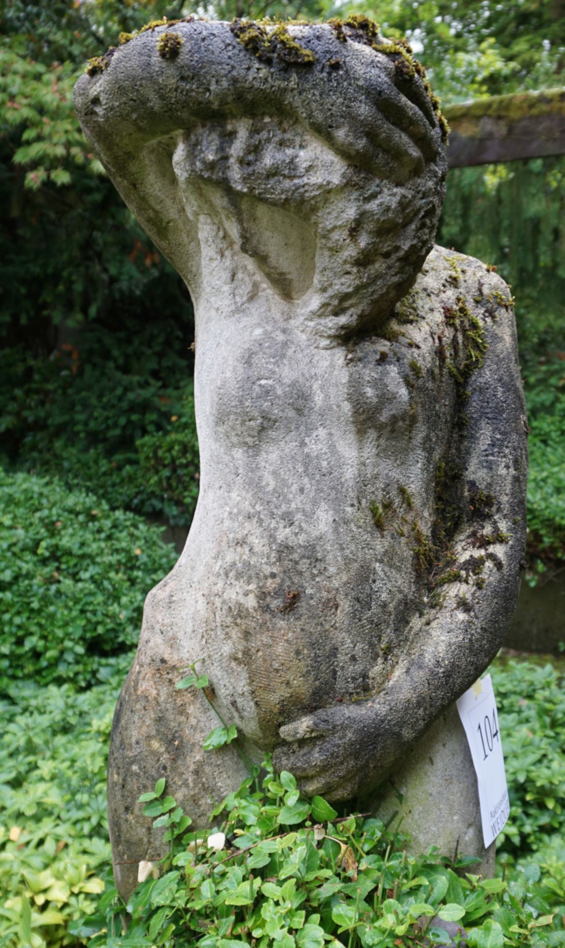 1 Steinskulptur "Damenakt" mit Sockel von Reinhard KLESSE (*1932 Bamberg), H ca. 121cm, Asp. - Bild 2 aus 4