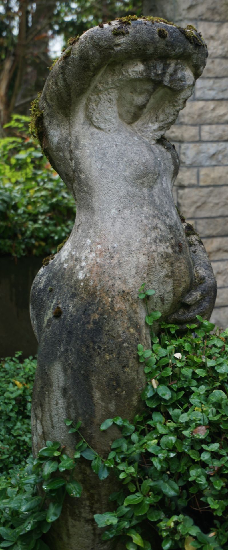 1 Steinskulptur "Damenakt" mit Sockel von Reinhard KLESSE (*1932 Bamberg), H ca. 121cm, Asp.