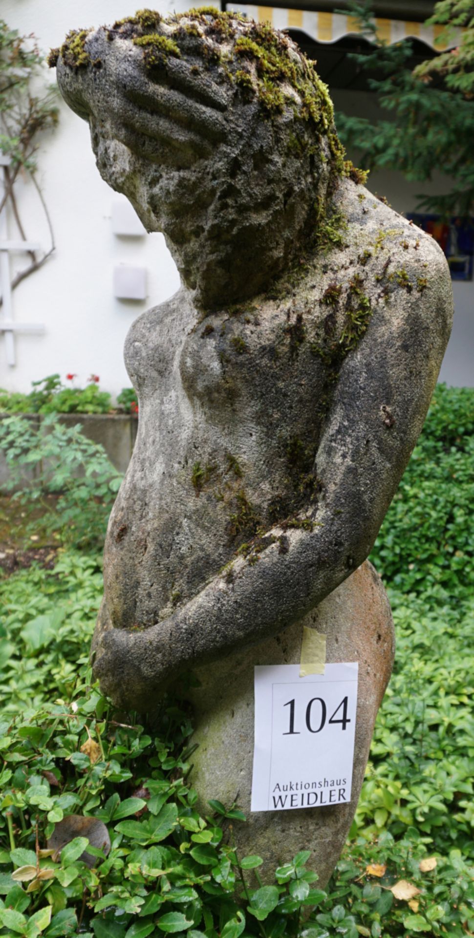 1 Steinskulptur "Damenakt" mit Sockel von Reinhard KLESSE (*1932 Bamberg), H ca. 121cm, Asp. - Bild 3 aus 4