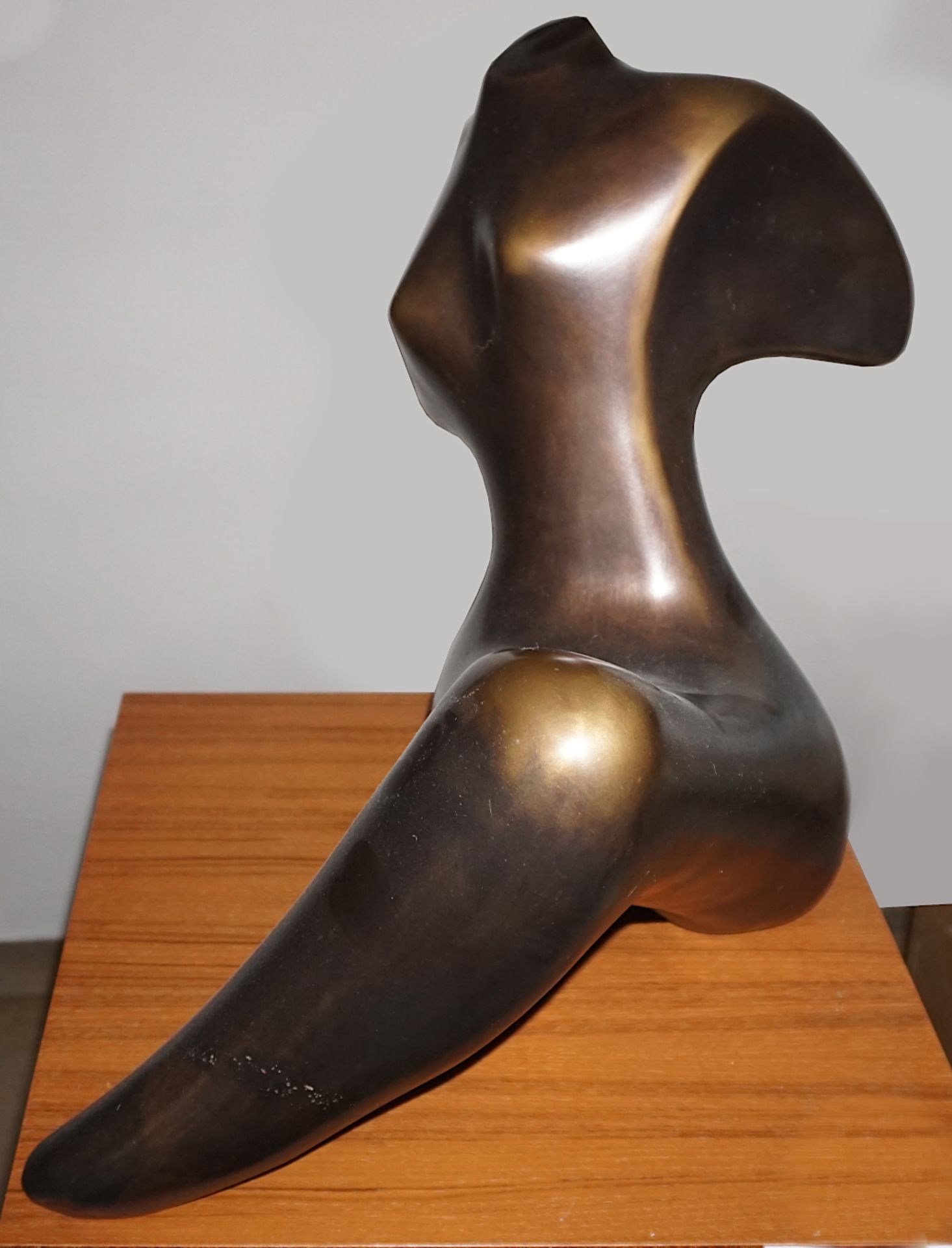 1 Bronzefigur "Damenakt", monogrammiert W.M. 2002 1/12, H ca. 40cm L ca. 40cm, Asp. - Bild 2 aus 3