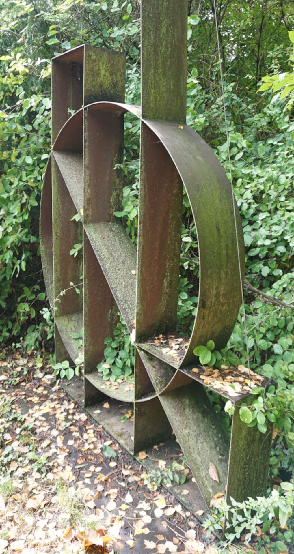 1 Stahlskulptur modern "Geometrische Form", H ca. 4 m, Asp. - Image 4 of 4