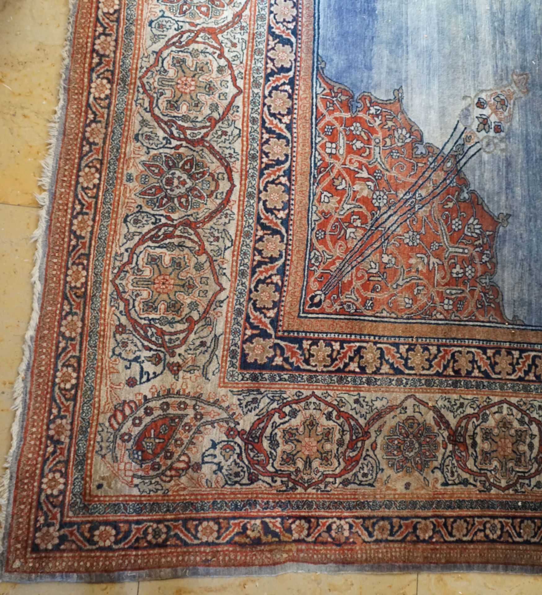 1 Orientteppich signiert, Persien?, 1. Hälfte 20. Jh., ca. 425 x 390cm, z.T. starke Abnutzungsspuren - Image 3 of 9