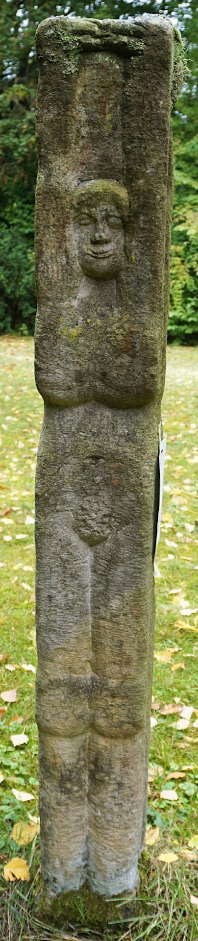 1 Steinskulptur "Frau/Mann", H ca. 130cm, Asp.