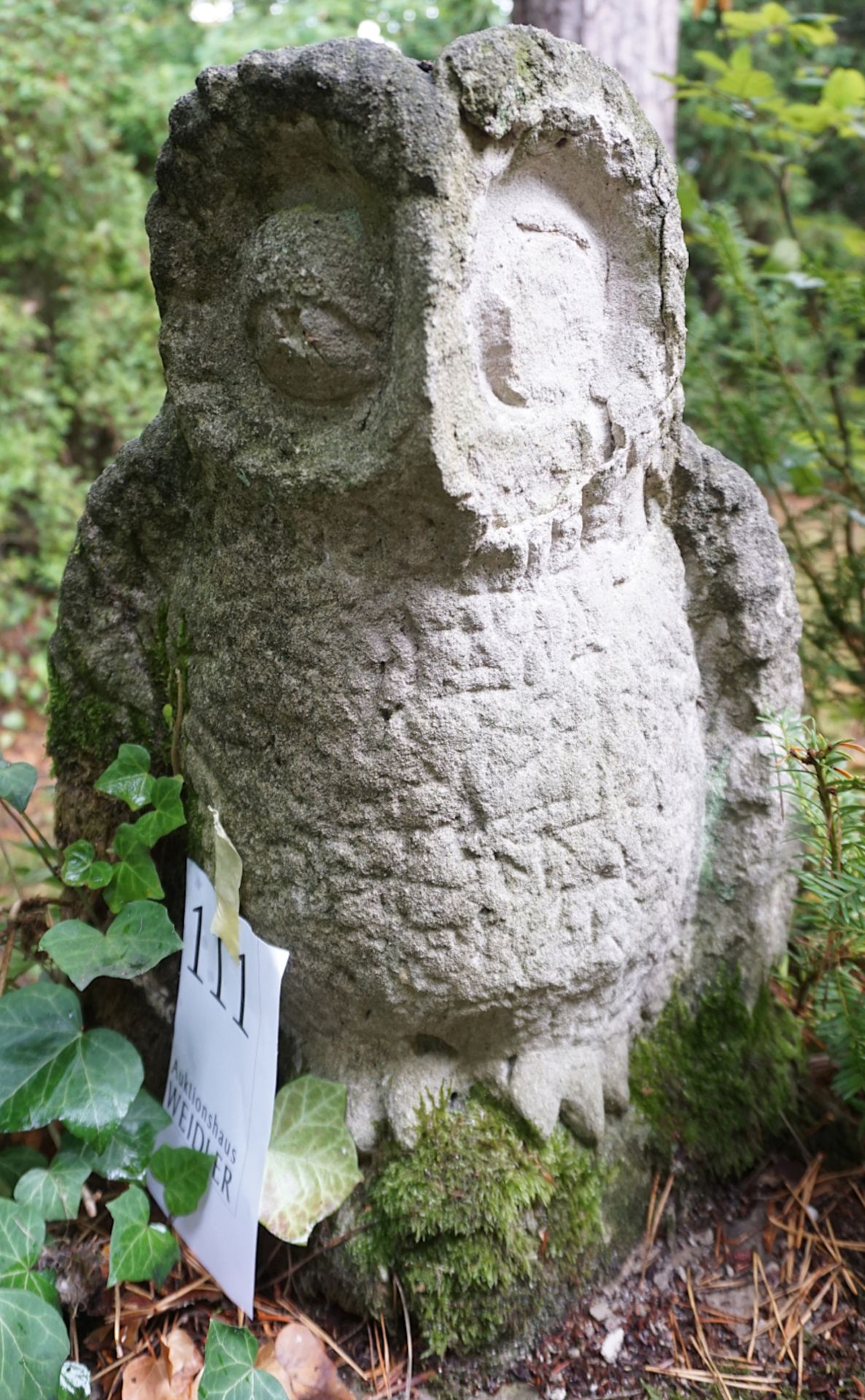 1 Steinskulptur "Eule" von wohl Bamberger Künstlerin, H mit Sockel ca. 116cm, Asp. - Image 2 of 4