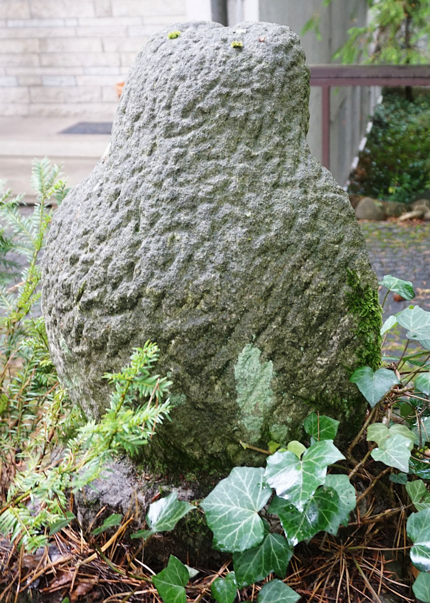 1 Steinskulptur "Eule" von wohl Bamberger Künstlerin, H mit Sockel ca. 116cm, Asp. - Bild 4 aus 4