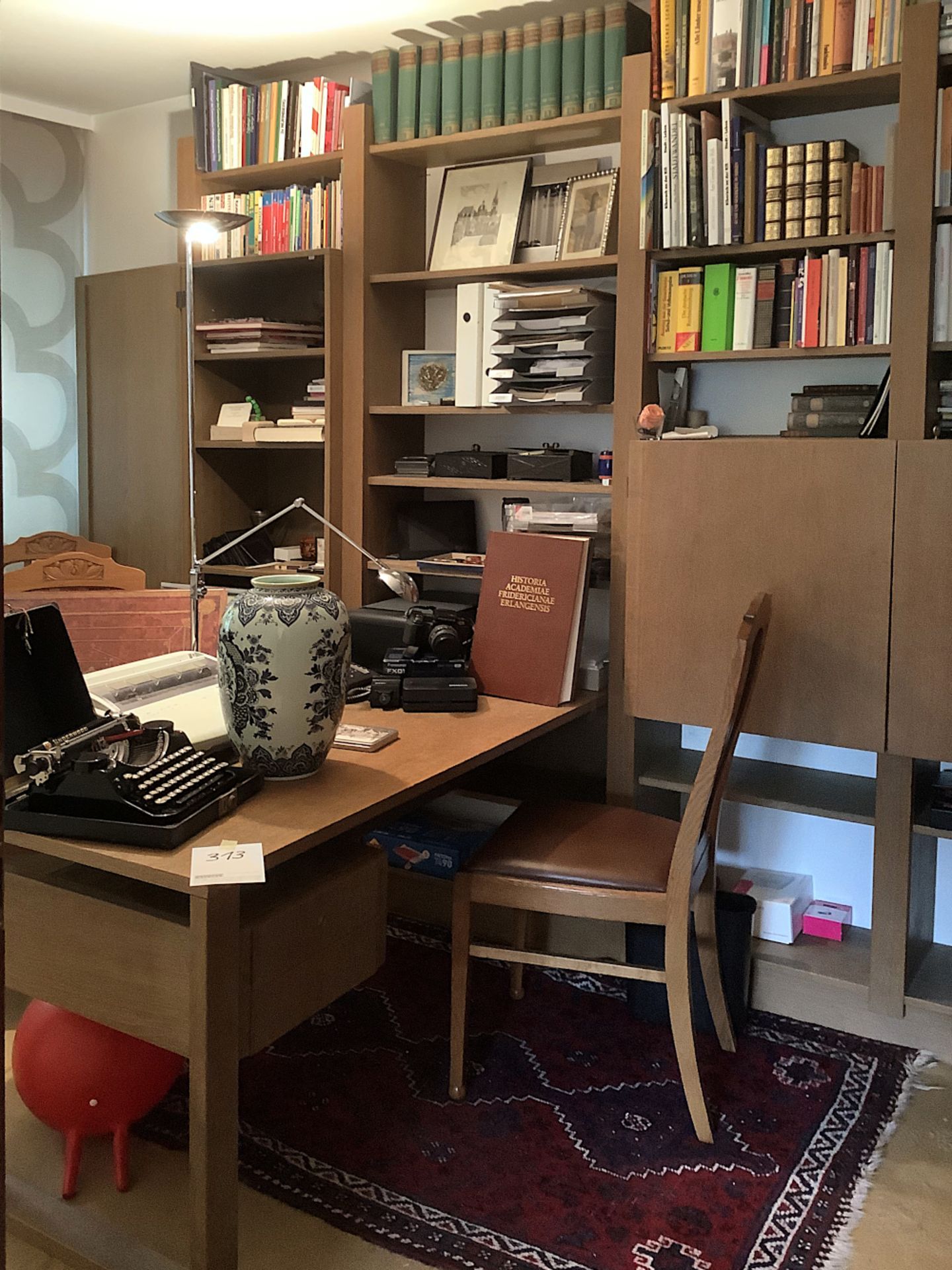 1 Büroschrank inklusive Schreibtisch mit 3 Stühlen, Kamera PENTAX, HP DeskJet, Bücher,