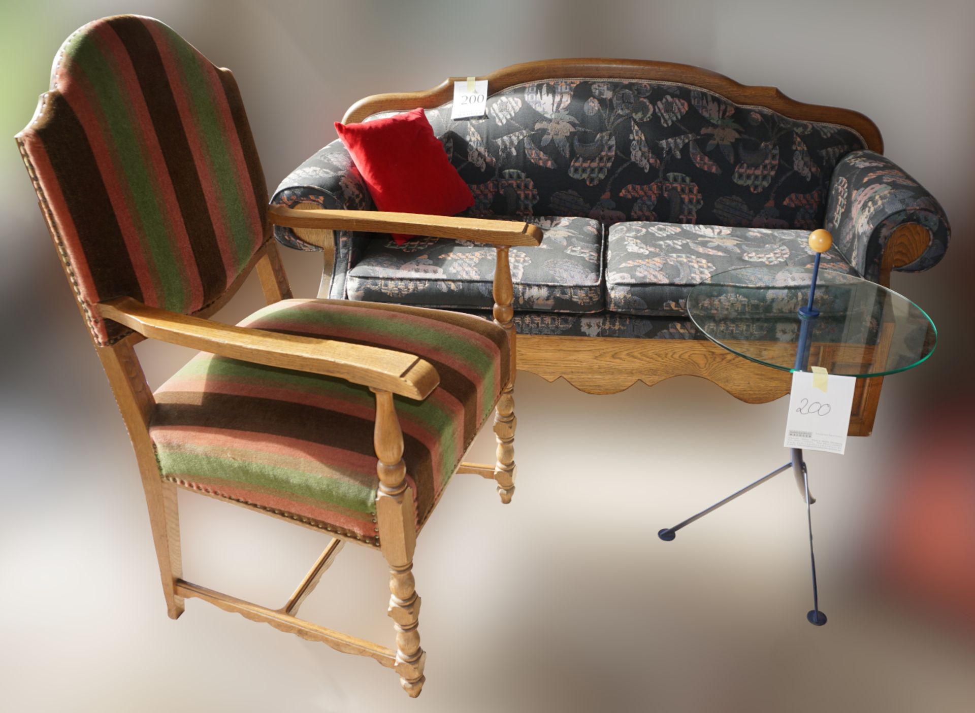 1 Sofa, Sessel, Eiche mit Stoffbezug, neuzeitlich, sowie 1 Design-Beistelltisch, Asp.
