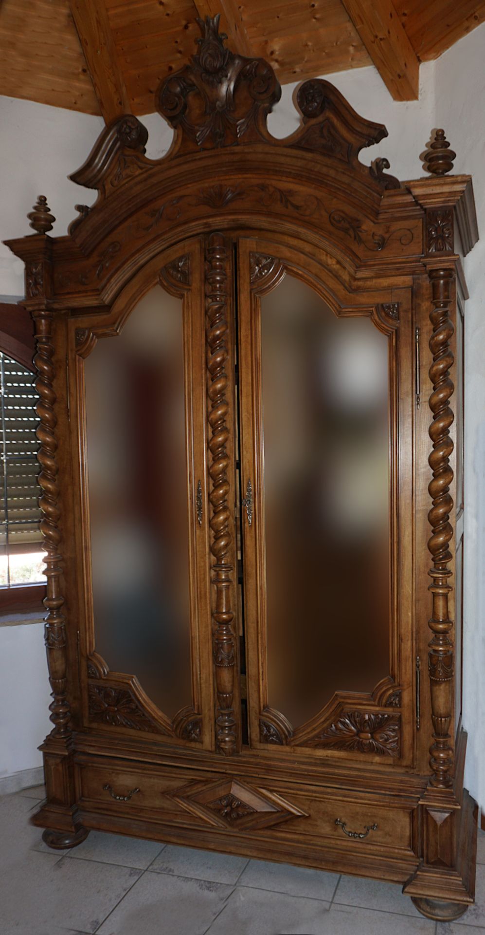 1 Spiegelschrank mit Schubfach Nussbaum um 1900 mit gedrehten Säulen und Schnitzereien,