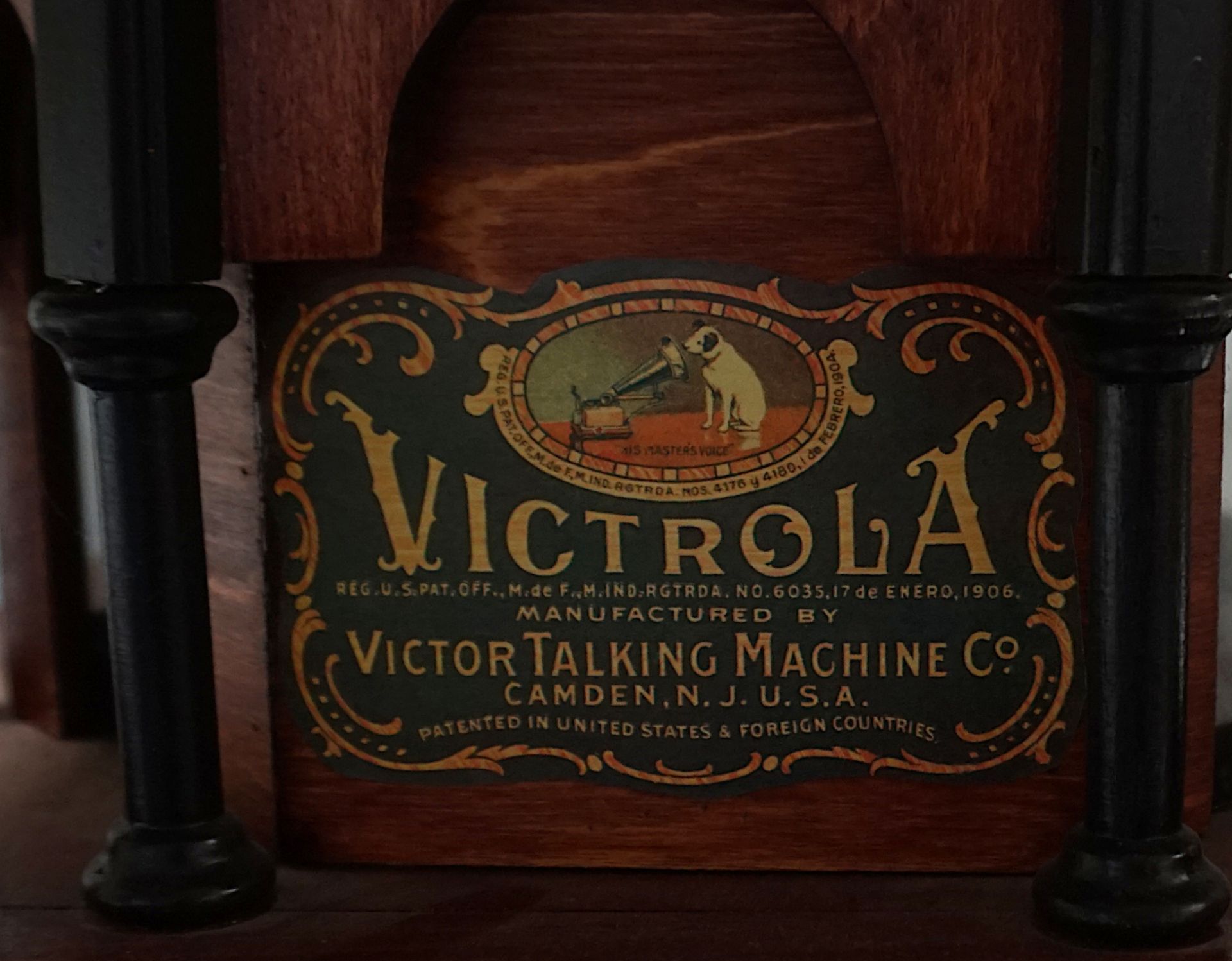 1 Trichtergrammophon VICTROLA USA auf Tischchen mit Messingappliken, Asp. - Bild 2 aus 2