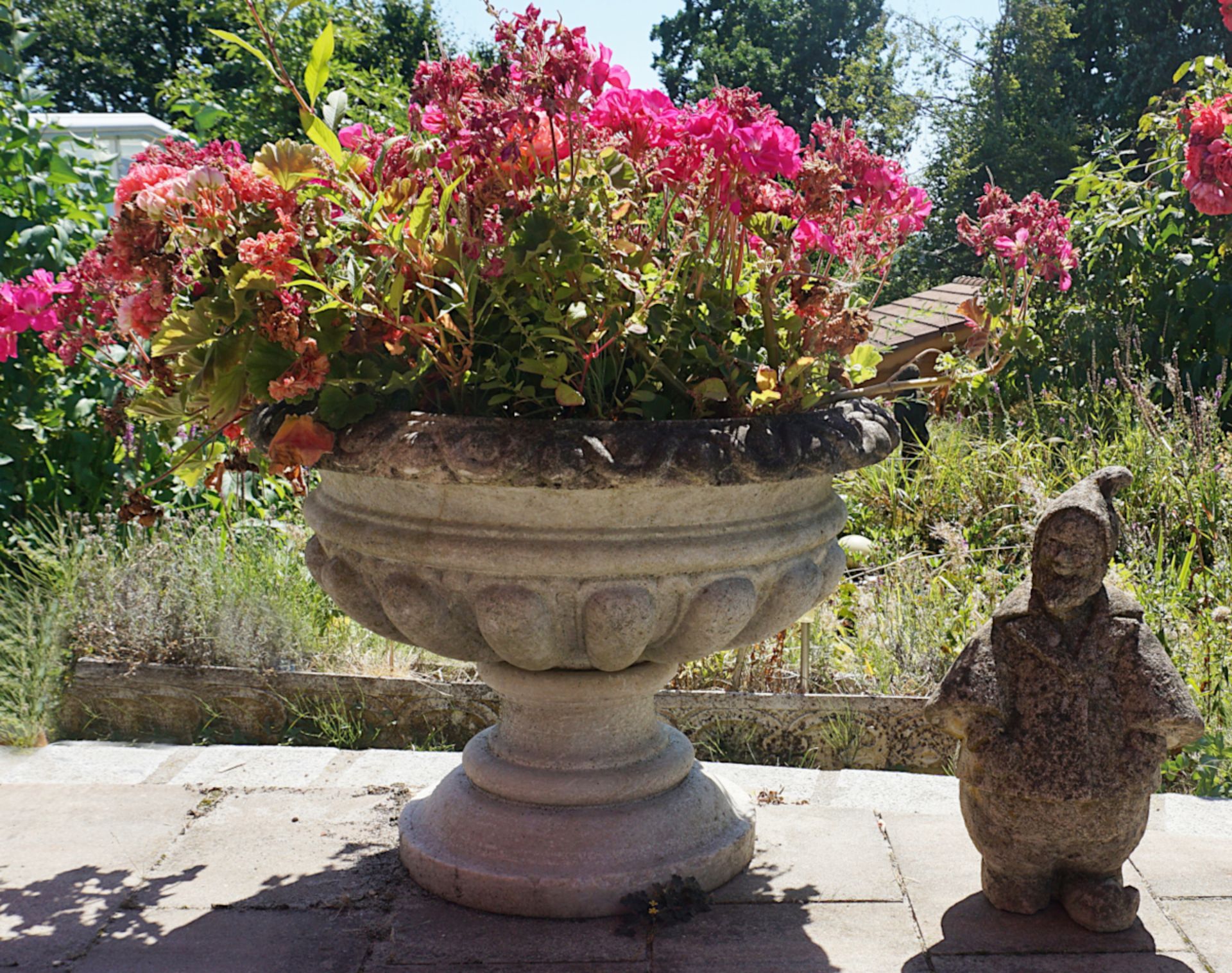 1 Set Gartenmöbel Metall, sowie versch. Dekorationsobjekte für den Garten: Figuren, Töpfe u.a., Asp. - Bild 2 aus 7