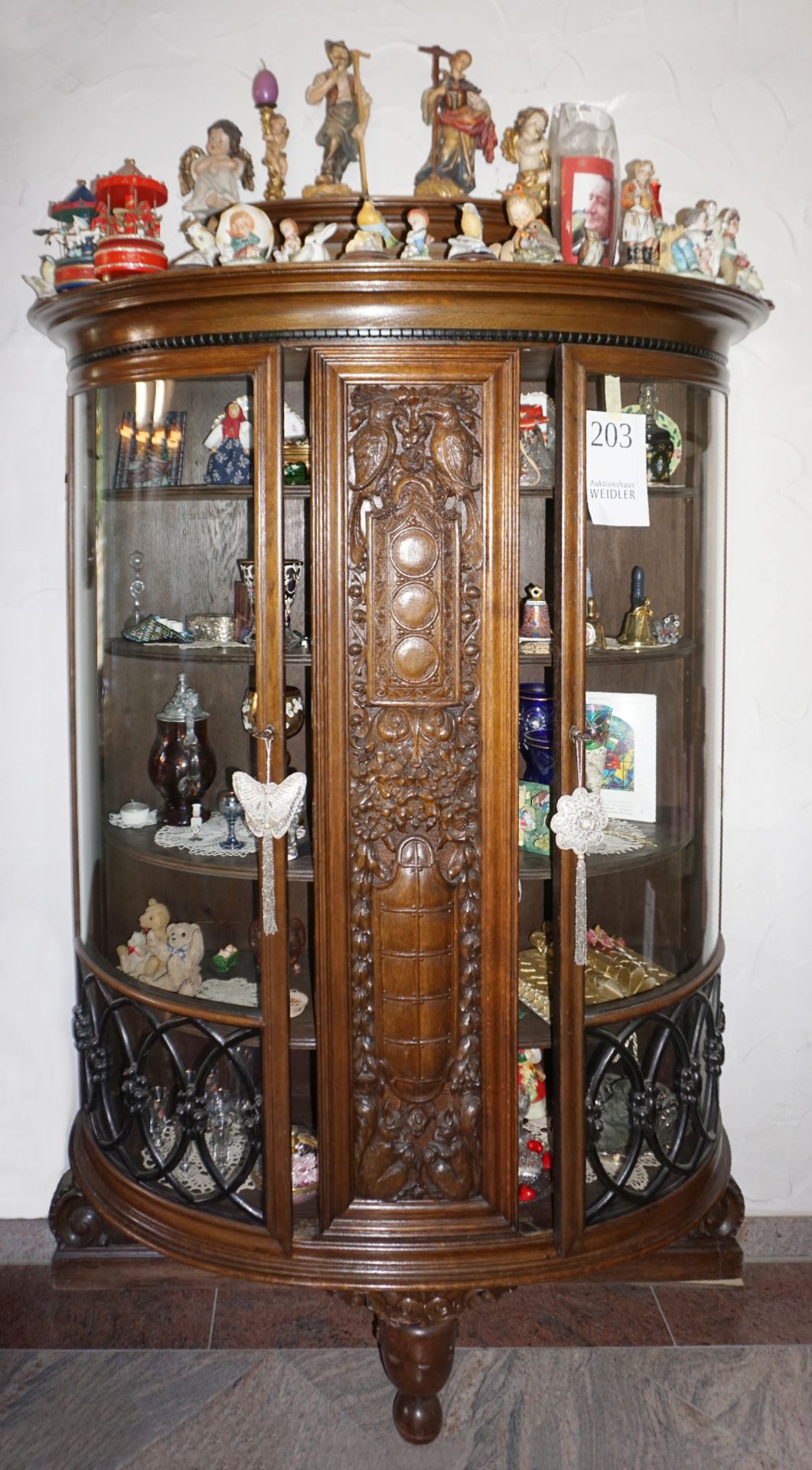 1 Vitrine halbrund Eiche um 1910/20, reich geschnitztes Mittelteil