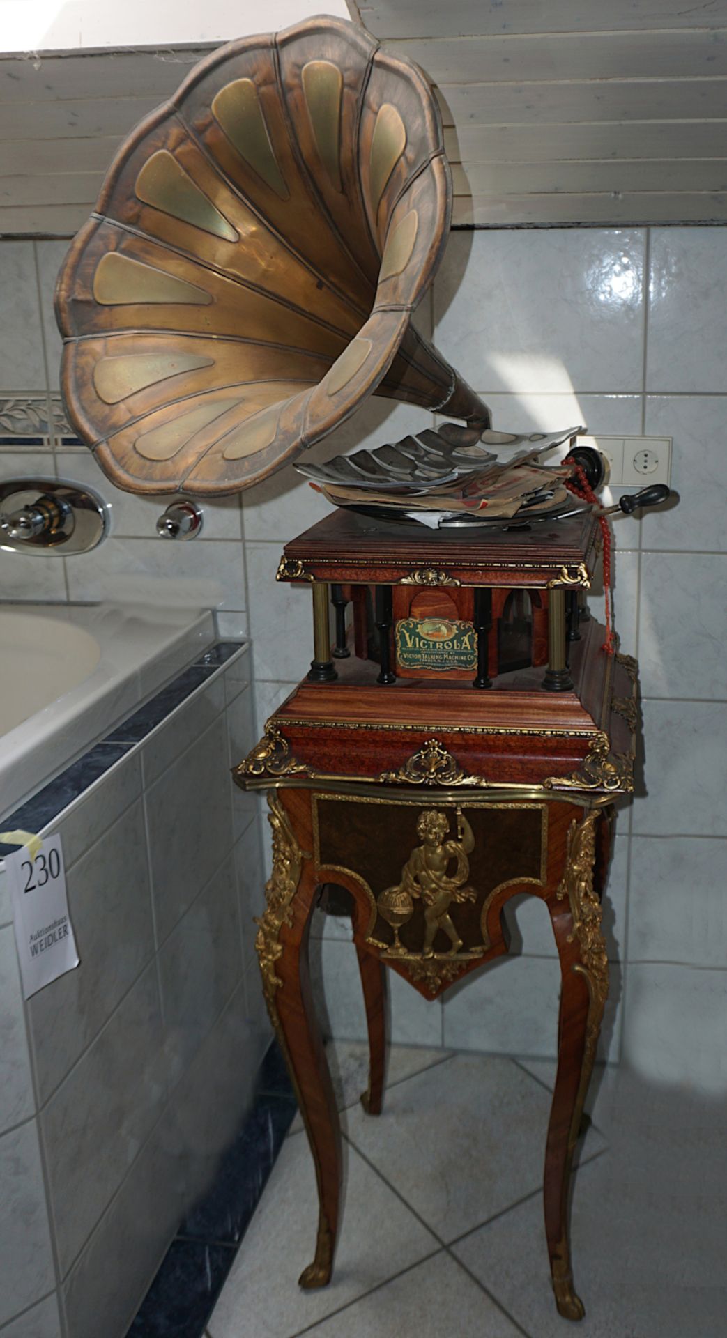 1 Trichtergrammophon VICTROLA USA auf Tischchen mit Messingappliken, Asp.