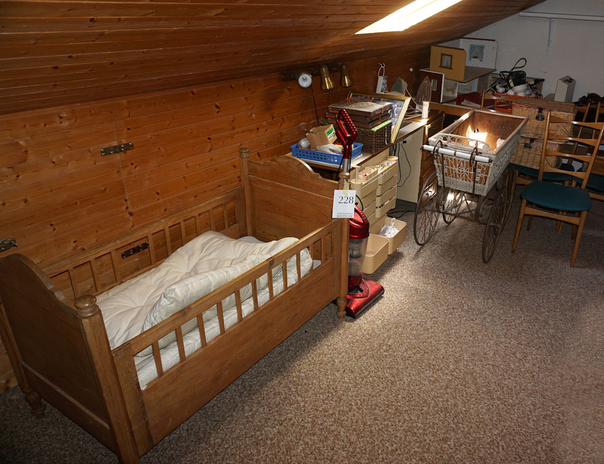 1 Kinderbett Weichholz und 1 Puppenwagen je wohl 19. Jh., sowie Stühle, diverse Möbel, Hausrat, Pelz