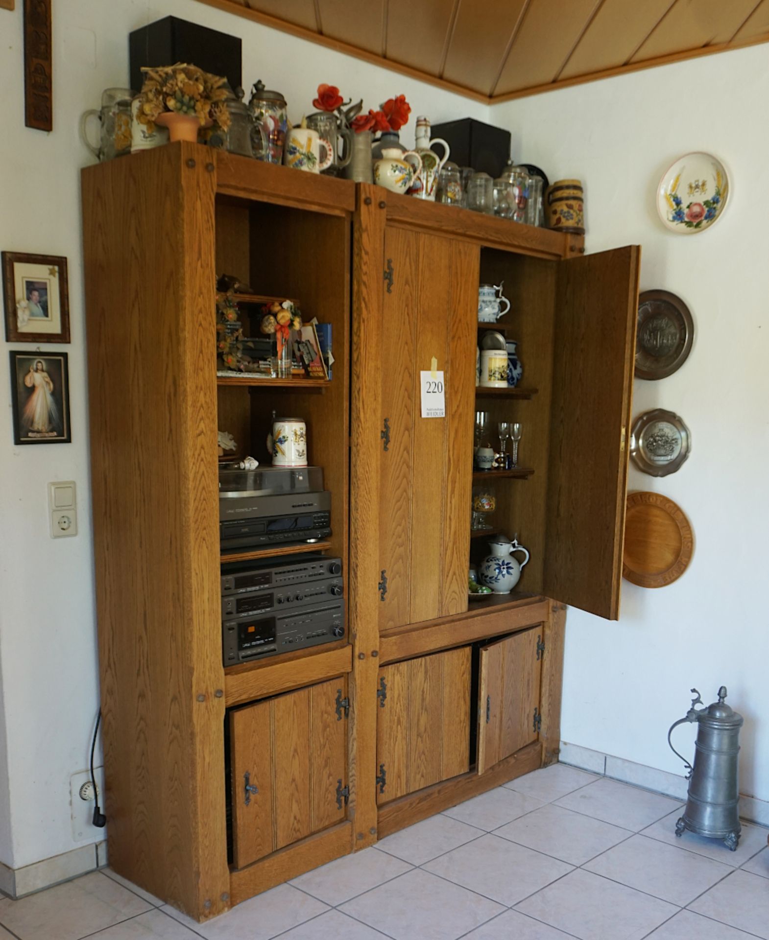 Einrichtung eines Wohnzimmer: Ledercouch, Tisch, Eichenschrankwand, ca. 194x168x45 cm,
