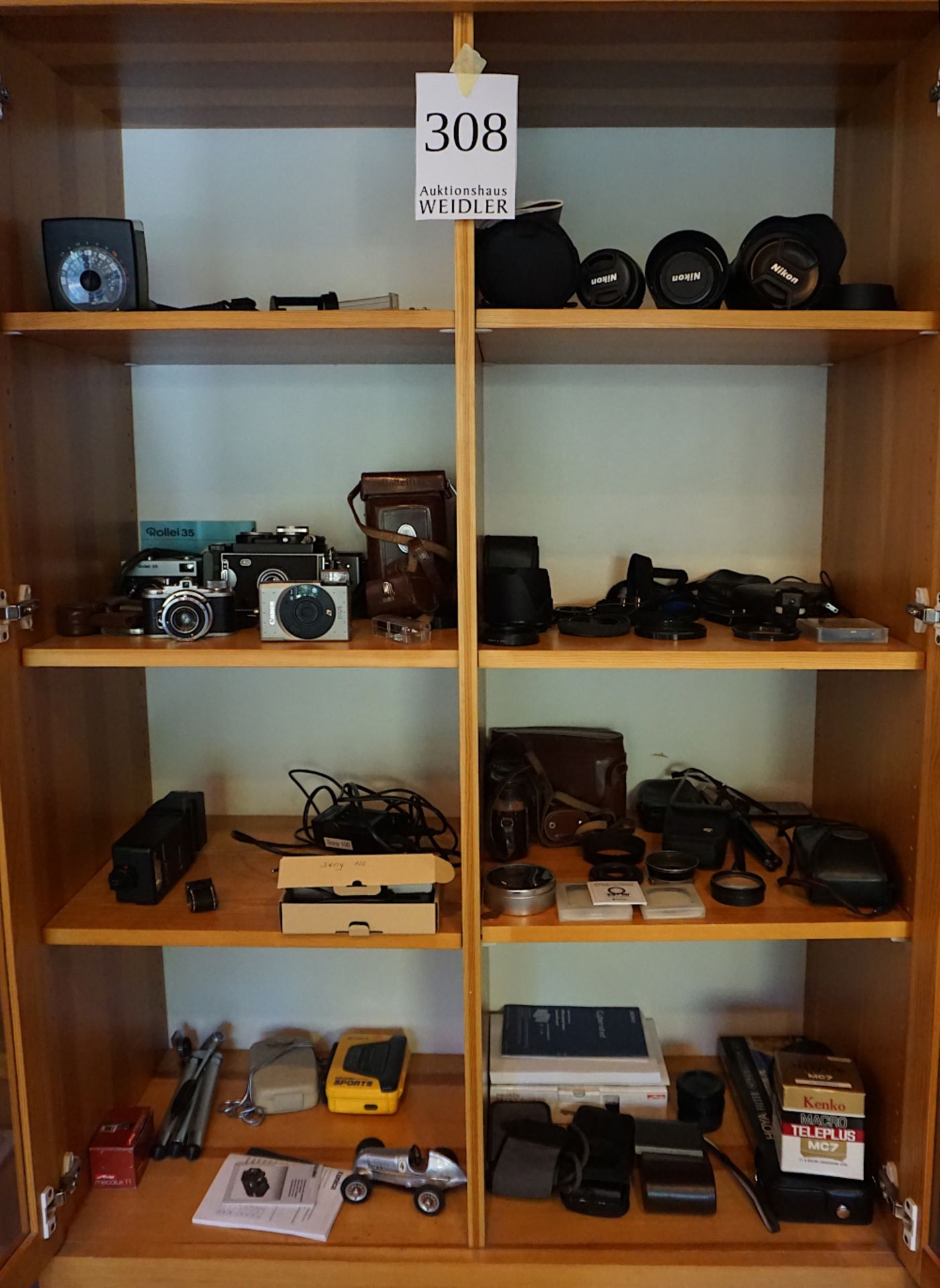 1 Konvolut Objektive NIKON u.a., Kameras CANON, ROLLEIFLEX u.a., mit Zubehör und Vitrine, Regal, Asp