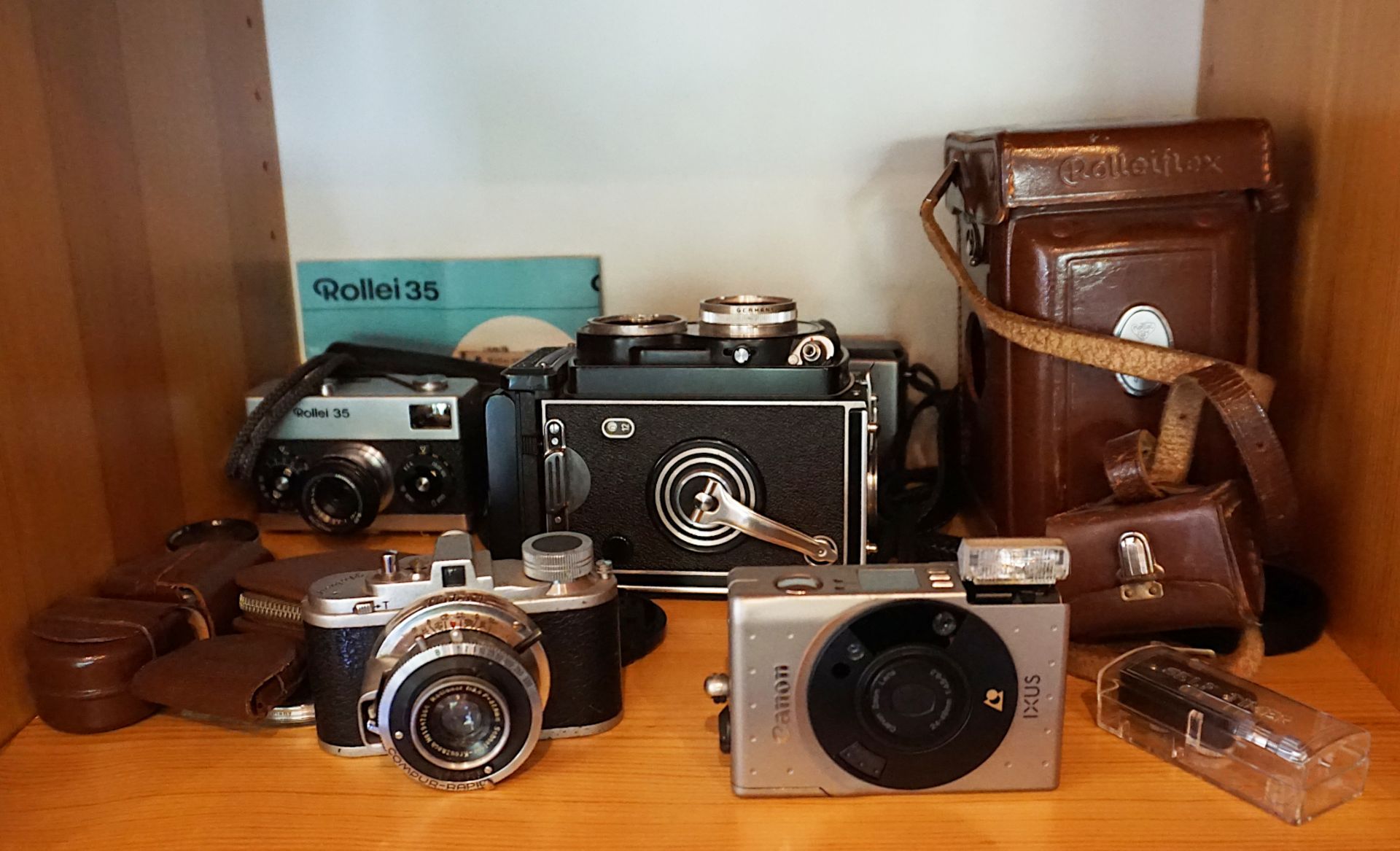 1 Konvolut Objektive NIKON u.a., Kameras CANON, ROLLEIFLEX u.a., mit Zubehör und Vitrine, Regal, Asp - Bild 2 aus 4