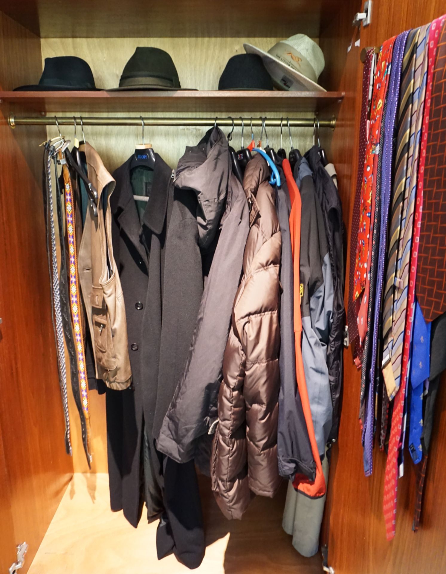 1 großes Konvolut Herrenbekleidung, ca. Größe 50, BOGNER, Lederhosen, Trachtenkleidung MEINDL, - Bild 2 aus 4