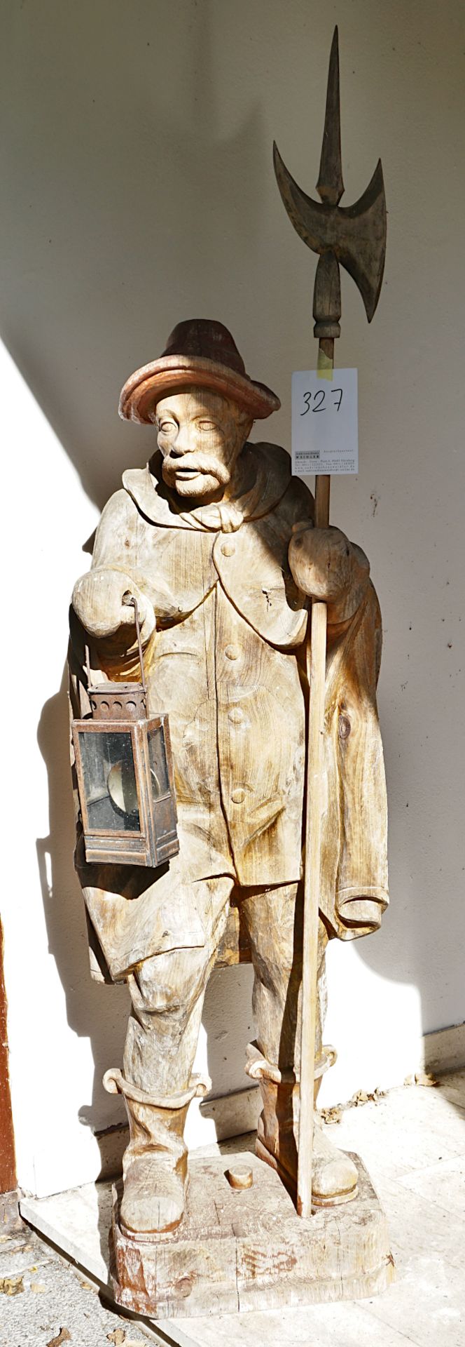 1 Steinrelief "Galante Szene", H ca. 96cm B ca. 54cm, sowie 1 Holzfigur lebensgroß "Nachtwächter",