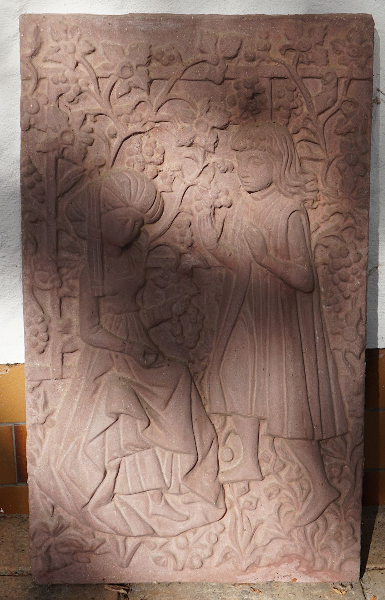 1 Steinrelief "Galante Szene", H ca. 96cm B ca. 54cm, sowie 1 Holzfigur lebensgroß "Nachtwächter", - Bild 2 aus 2