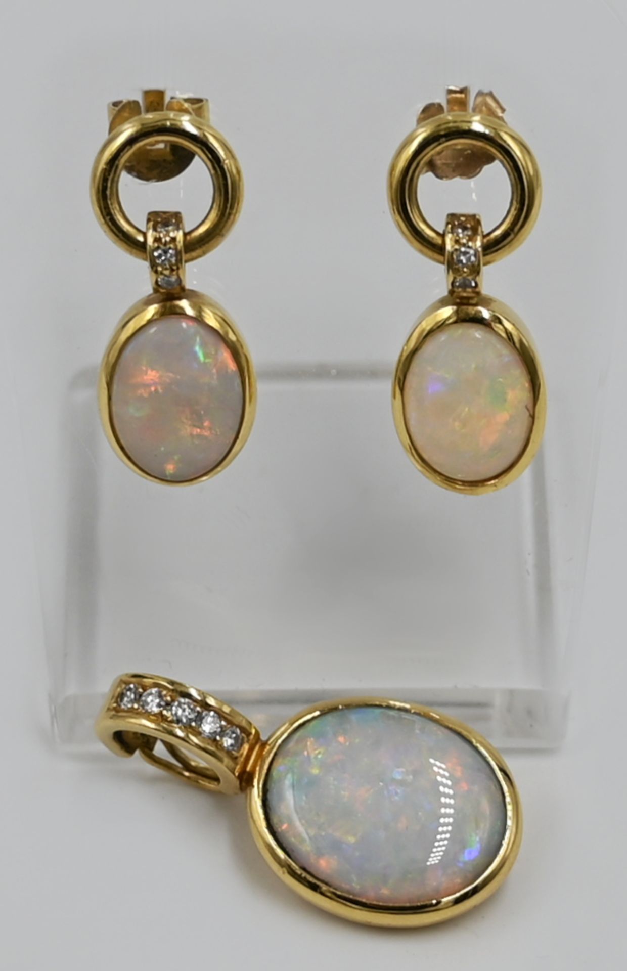 1 Set: Ohrringe, Anhänger mit Clip jeweils GG 18ct., jeweils mit Opal, Brillanten min. Gsp.