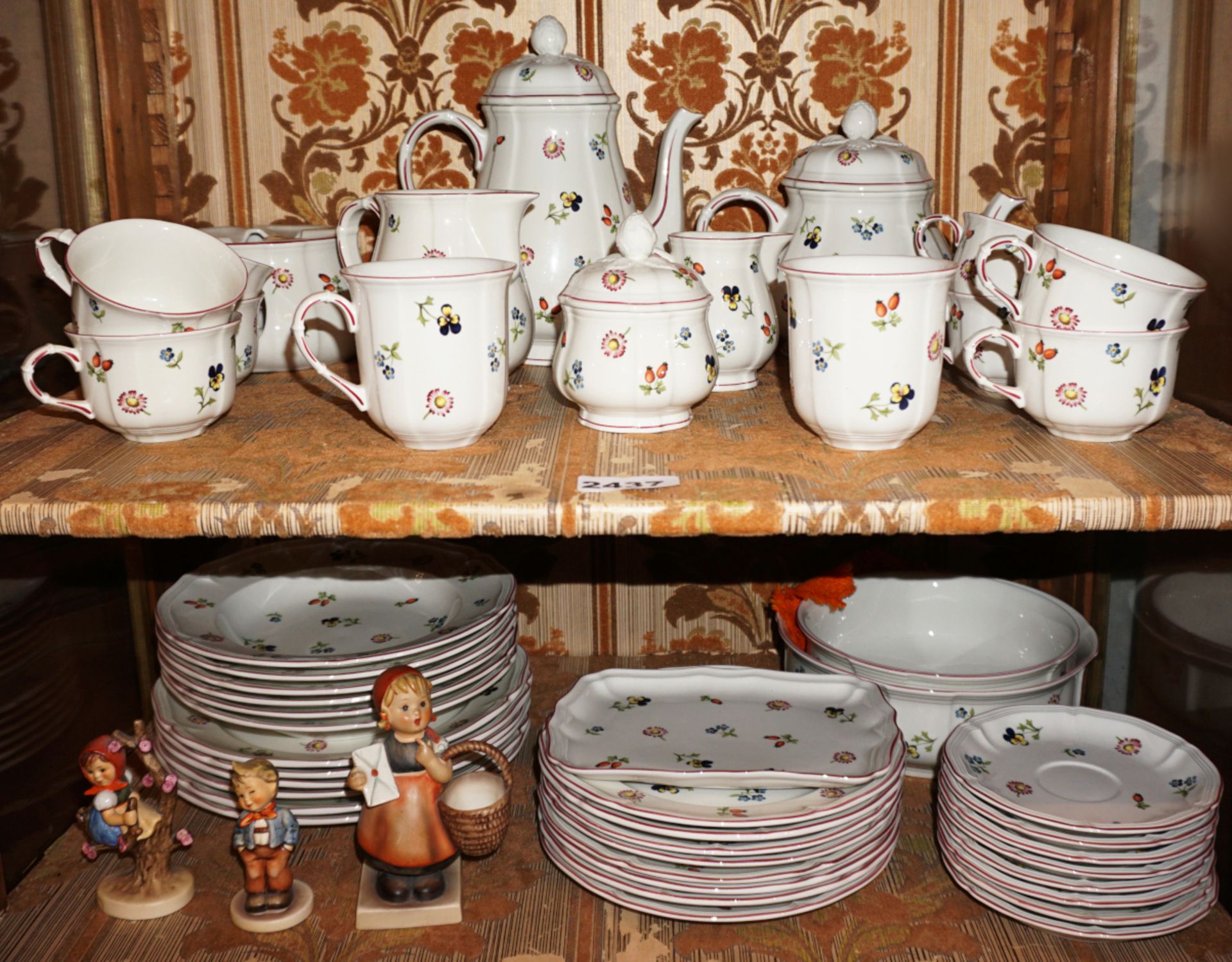 1 Kaffeeservice VILLEROY &BOCH "Petite Fleur" mit Speisesteller u.a. sowie 3 Hummelfiguren, ber./Asp - Bild 2 aus 2