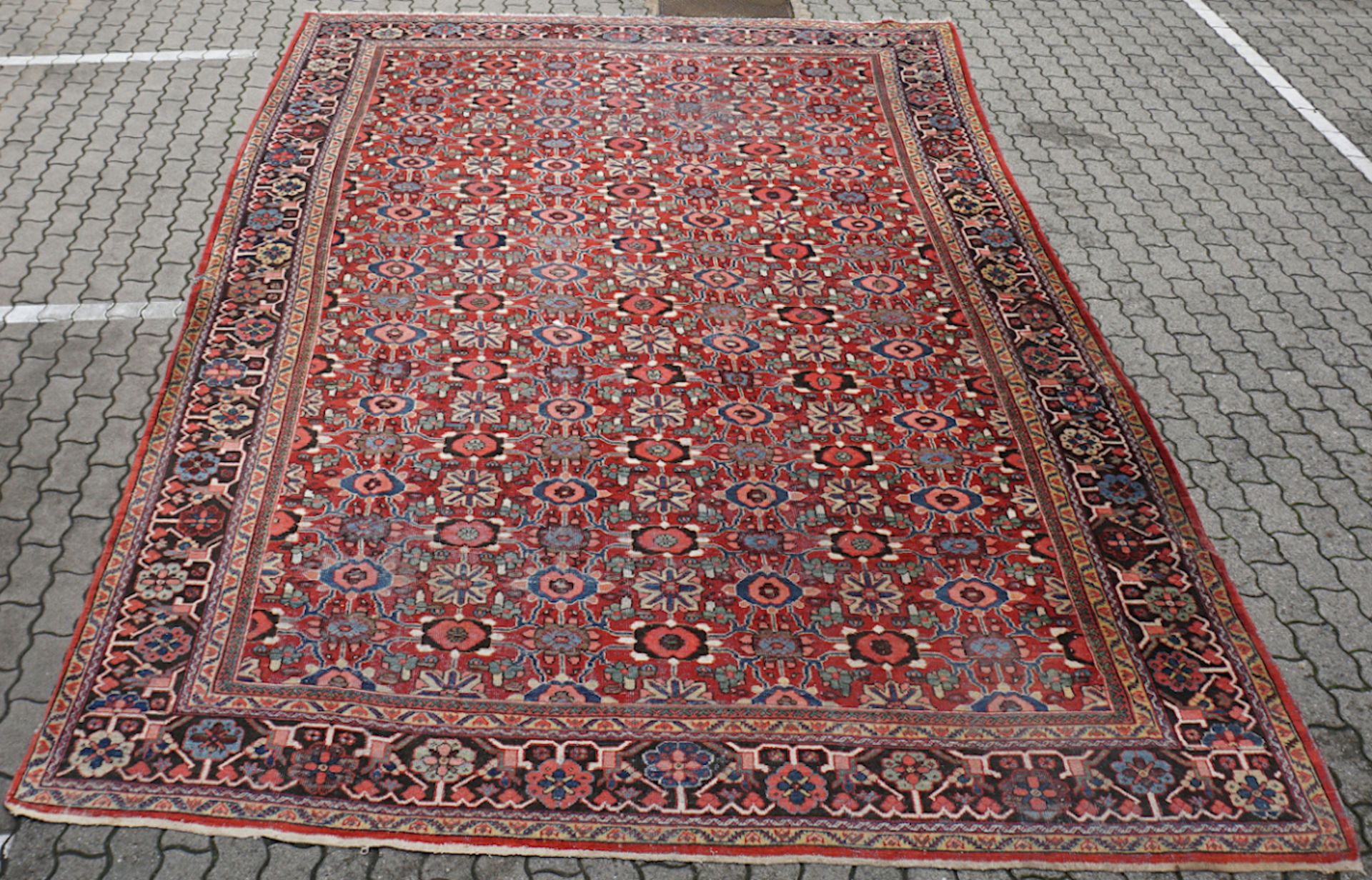 1 Orientteppich wohl um 1920 rotgrundig ornamental-floraler Dekor, ca. 520x330, z.T. besch., Asp.
