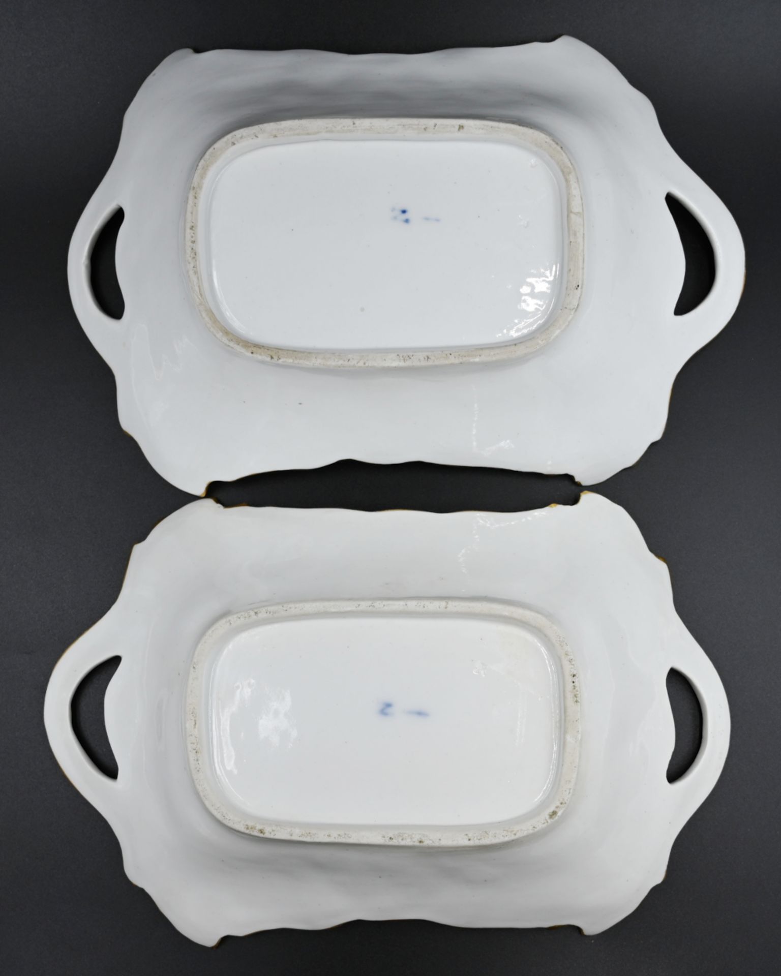 1 Pendant Henkelschalen Porzellan wohl um 1900, z.T. goldstaffiert, Spiegel mit "Blütendekor", - Bild 2 aus 3