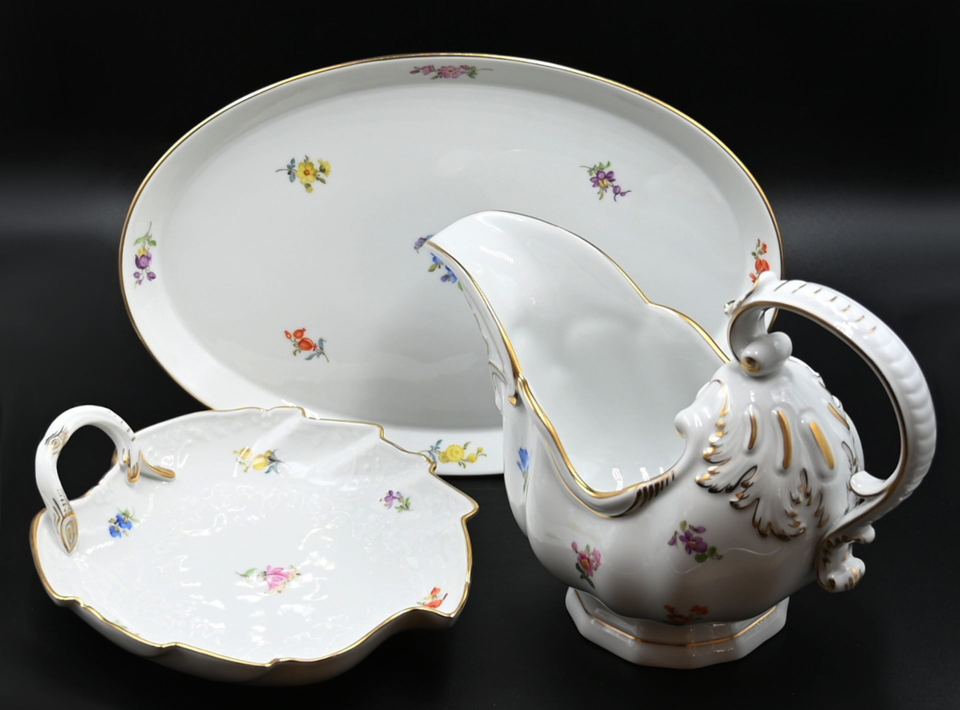 1 Sauciere, 1 Blattschale, 1 Servierplatte Porzellan MEISSEN "Streublümchen", bemalt z.T. goldstaffi