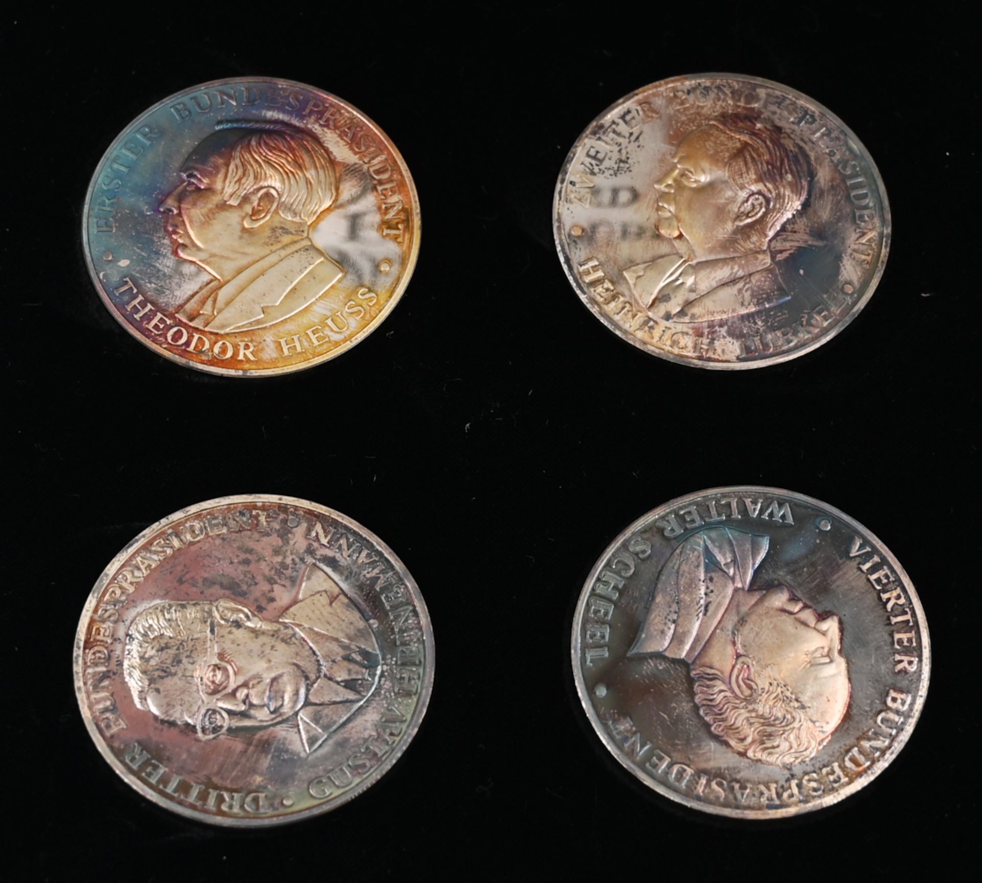 4 Medaillen je Silber 999, "Die 4 Präsidenten der BRD", in der Originalschatulle, Asp.