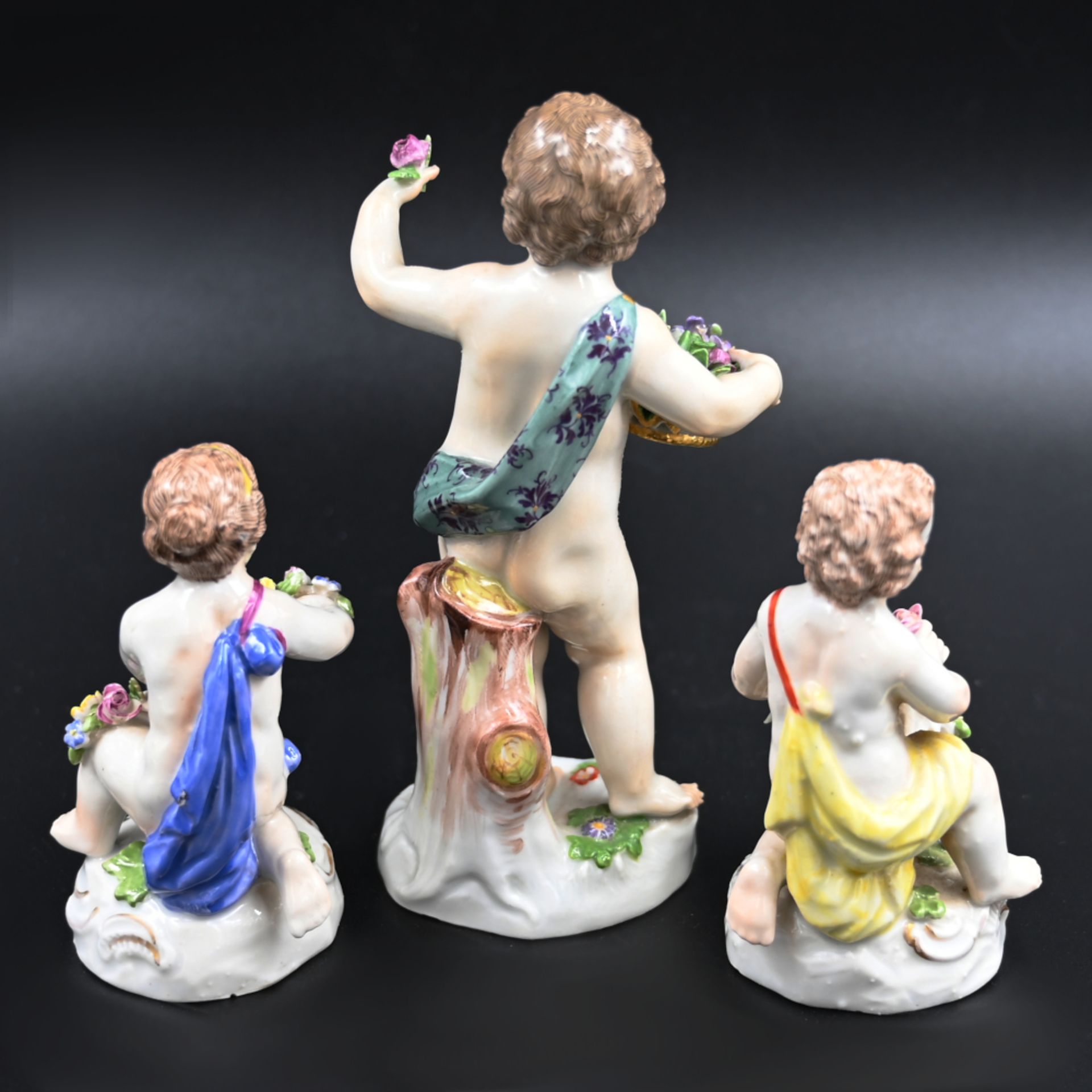 3 Figuren Porzellan MEISSEN, LUDWIGSBURG, "Putti mit Blumenbouquets", bemalt z.T. goldstaffiert, - Bild 2 aus 3