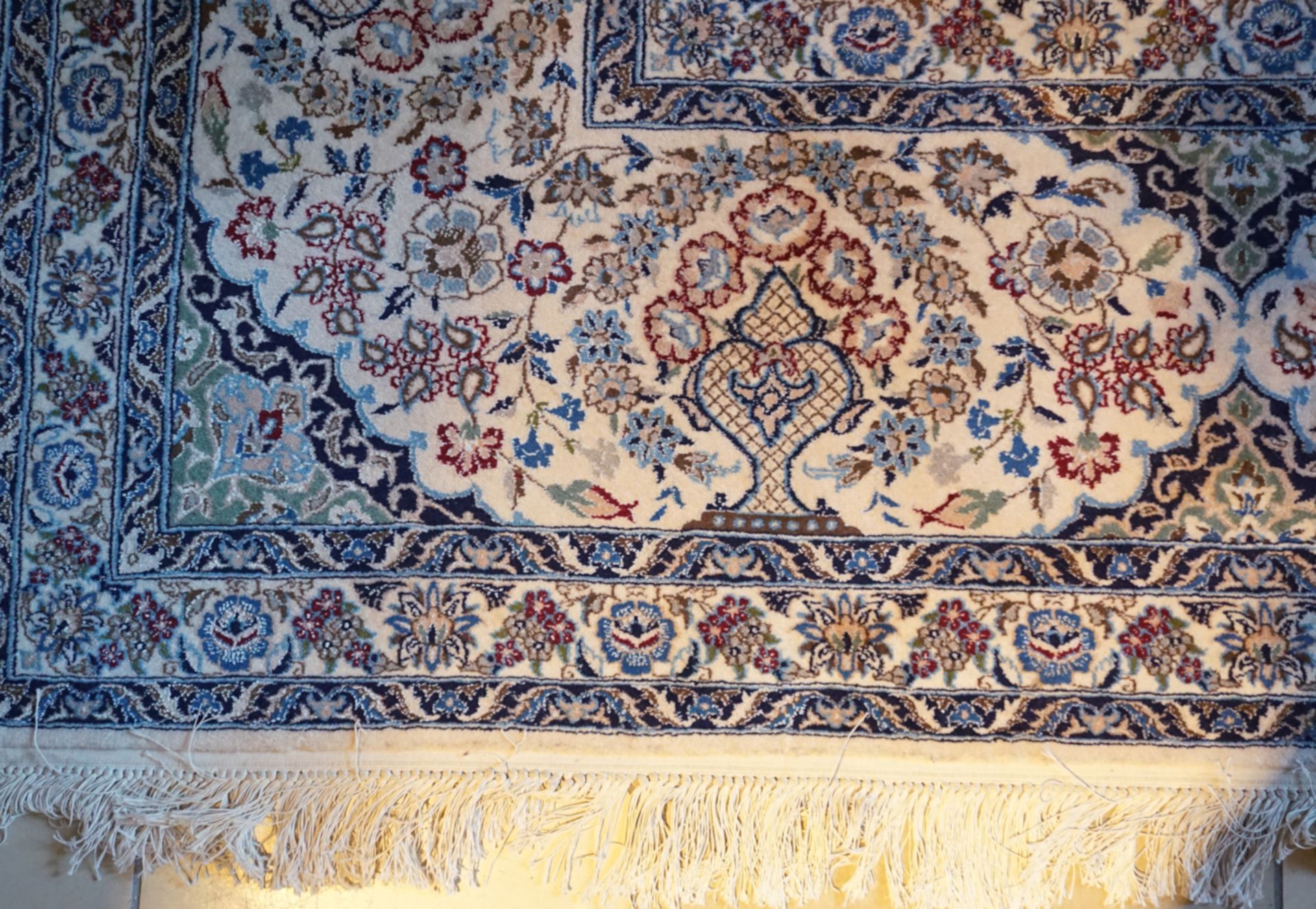 1 Orientteppich NAIN, Persien 20. Jh., Schurwolle beigegrundig floraler Dekor, ca. 433x303cm, KP 369 - Bild 2 aus 3