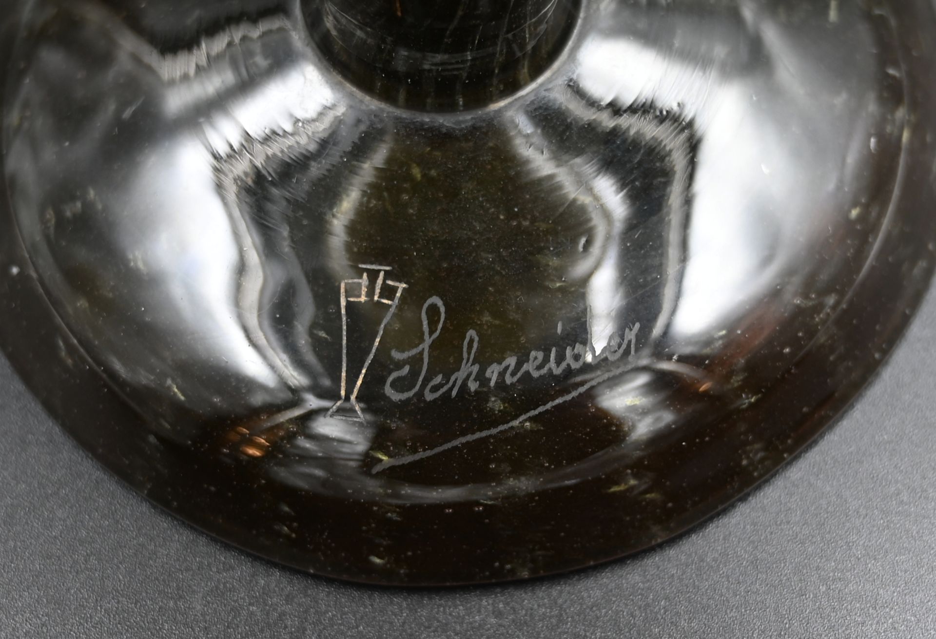 1 Pokalvase Glas, sign. SCHNEIDER mit Amphore (wohl Verreries Schneider, Epinay-sur-Seine), um 1918- - Bild 2 aus 2