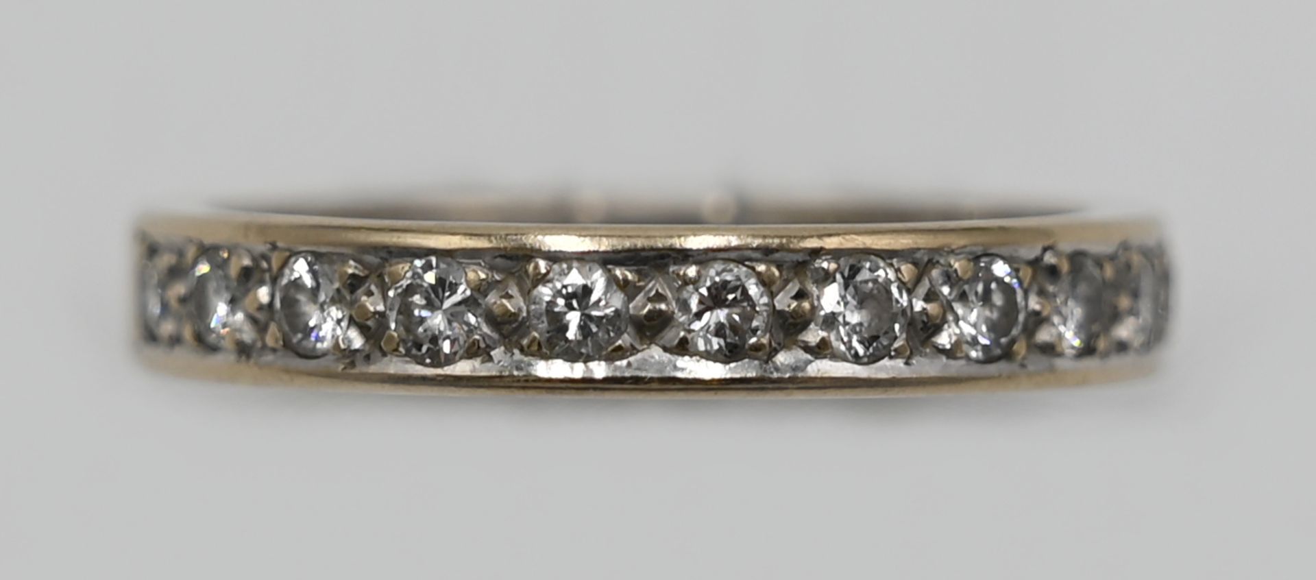 1 Dreiviertelmemoryring WG 18ct. Brill. W si wohl insgesamt 0,65ct. (auf Schiene)