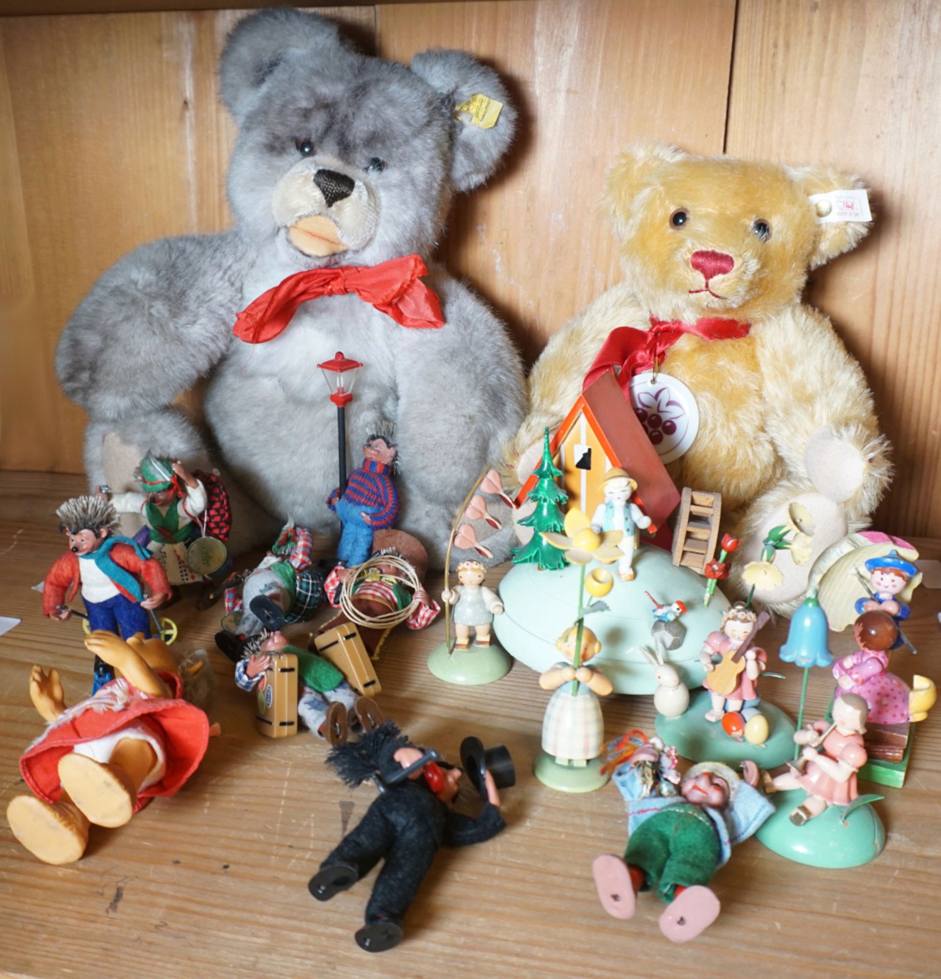 1 Konv.: Teddybären STEIFF, ERZGEBIRGE-Holzfiguren, "Mecki"-Figuren PETER, u.a., z.T. min. besch., j - Bild 2 aus 2