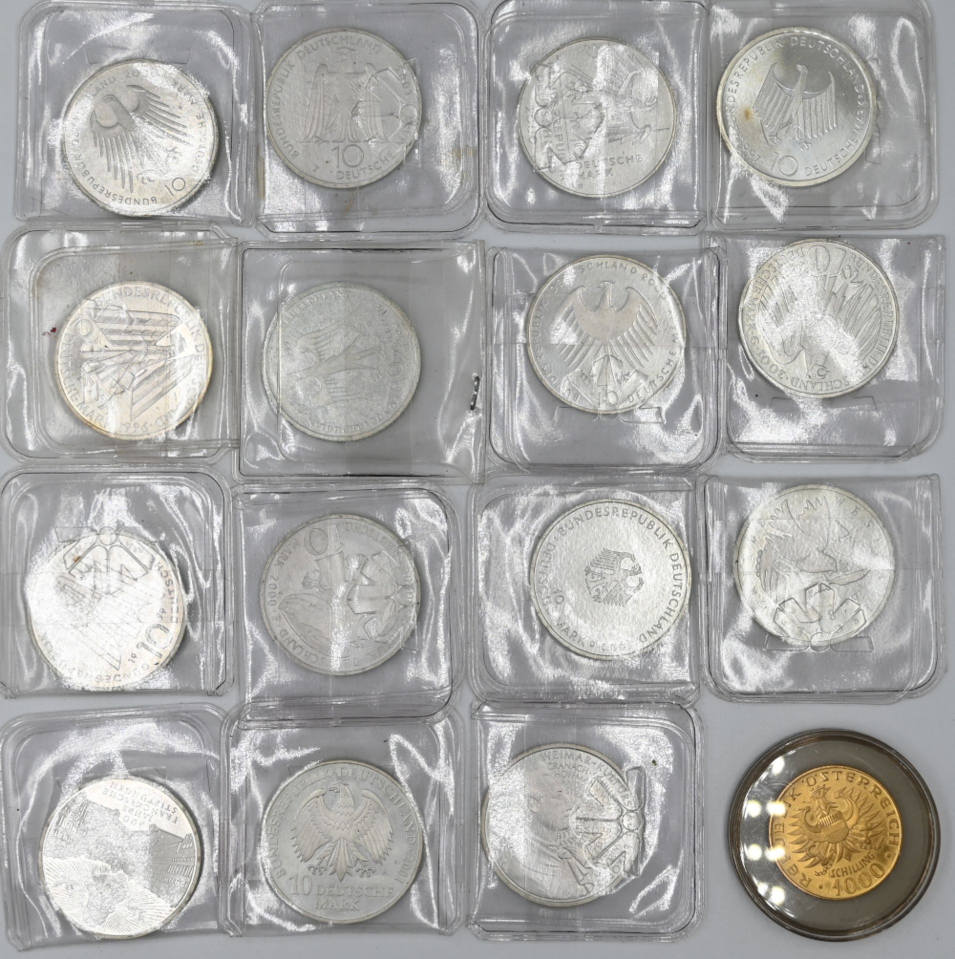 1 Konvolut Münzen/ Medaillen: BRD 10 Mark, sowie 1 Münze Österreich "1000 Schilling" ungest. wohl GG