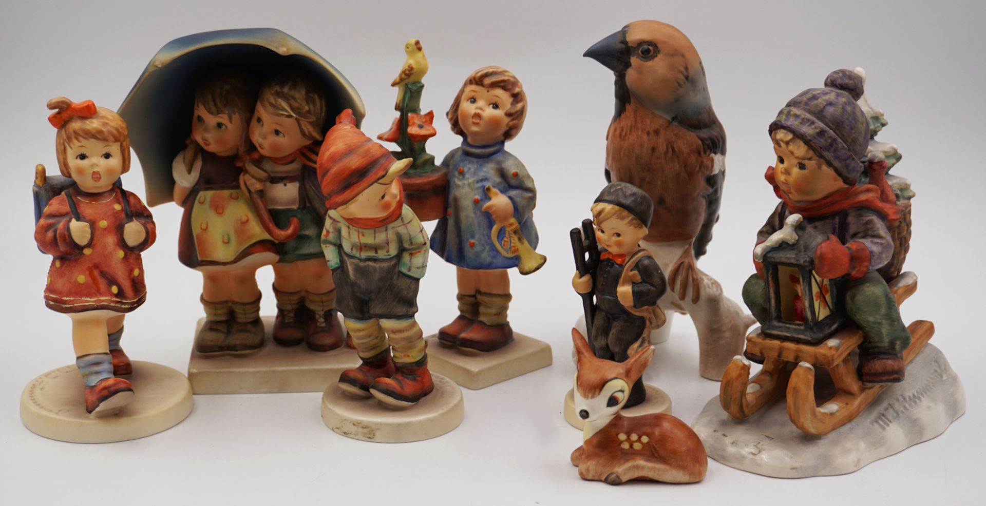 8 Porzellanfiguren GOEBEL: 6x Hummel "Ride into Christmas" ca. H 14cm u.a. sowie 2 Figuren "Kernbeiß