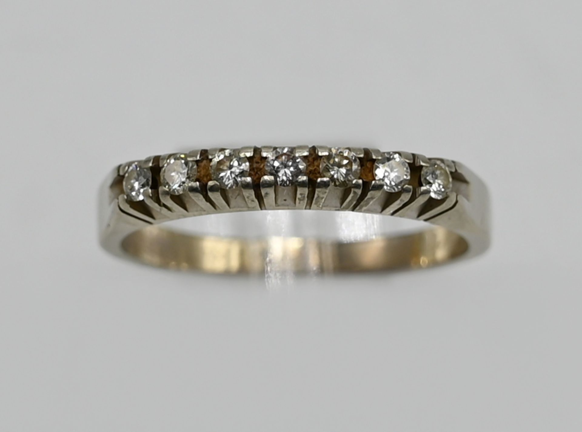 1 Damenring GG/WG 18ct., mit kleinen Brillanten je ca. 0,05ct., Tsp., Ringgröße ca. 61