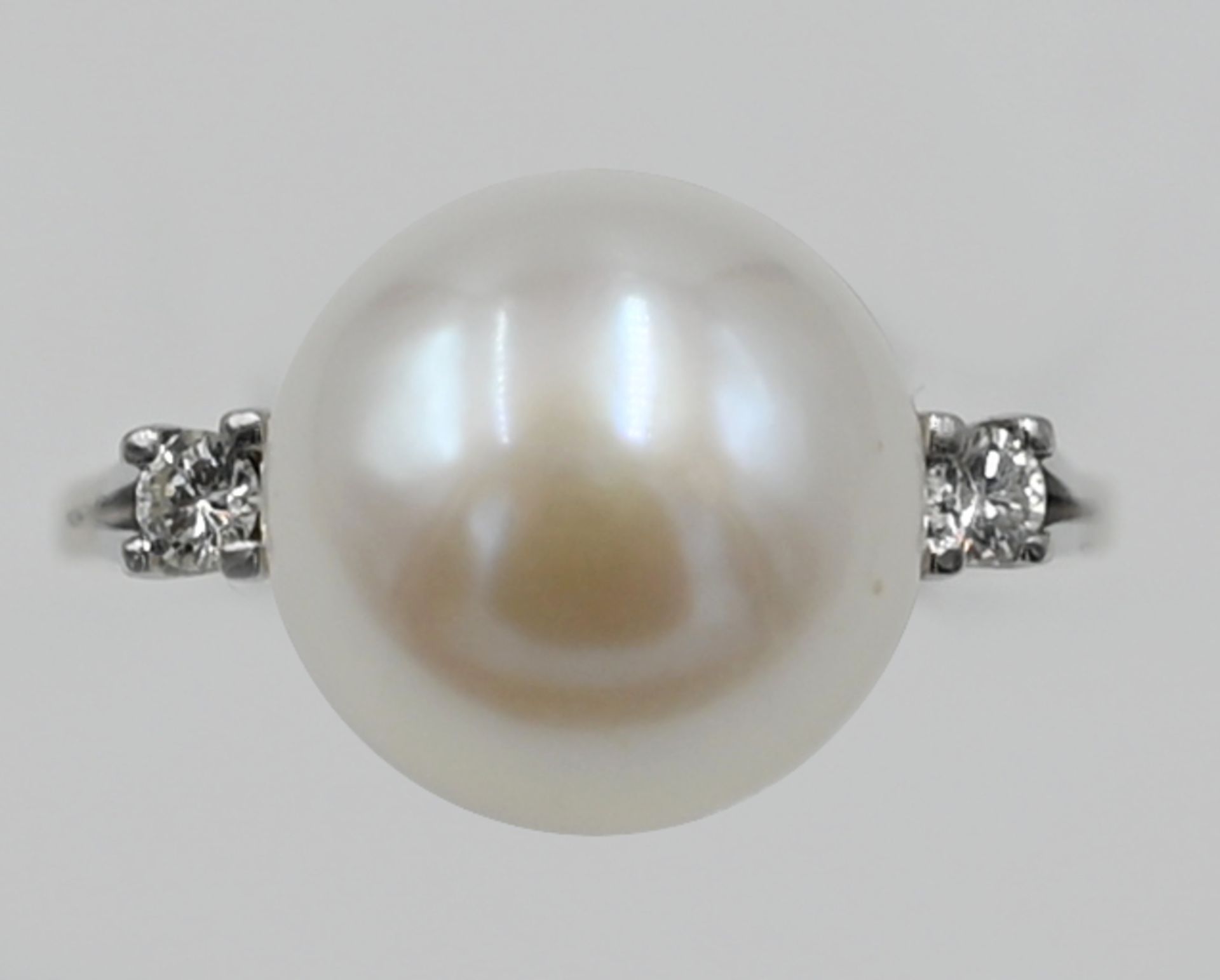 1 Damenring WG 18ct. mit Perle, Durchmesser ca. 1,2cm, 2 Brillanten, Ringgröße ca. 56,5, min. Tsp.