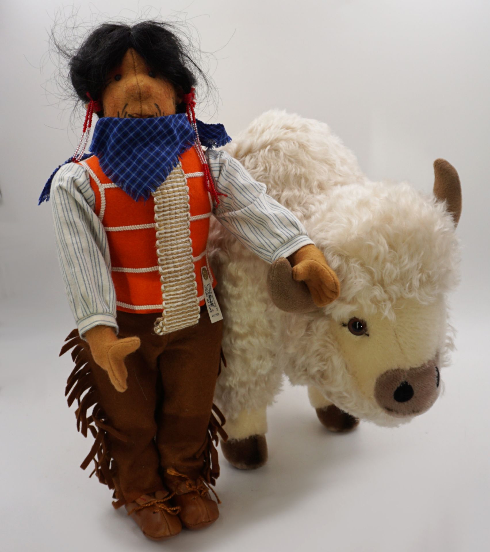 1 Set Replika/STEIFF-Figuren "Filzpuppe Indianer 1911" ca. H 38cm mit "Büffel 1998" L ca. 47cm,